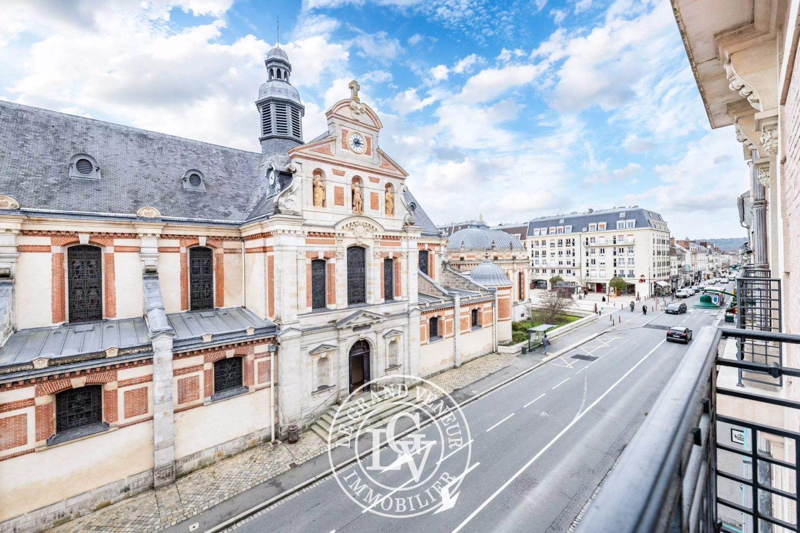 FONTAINEBLEAU – HYPER CENTRE – APPARTEMENT FAMILIAL DE STANDING – 5 CHAMBRES- 175 M²
