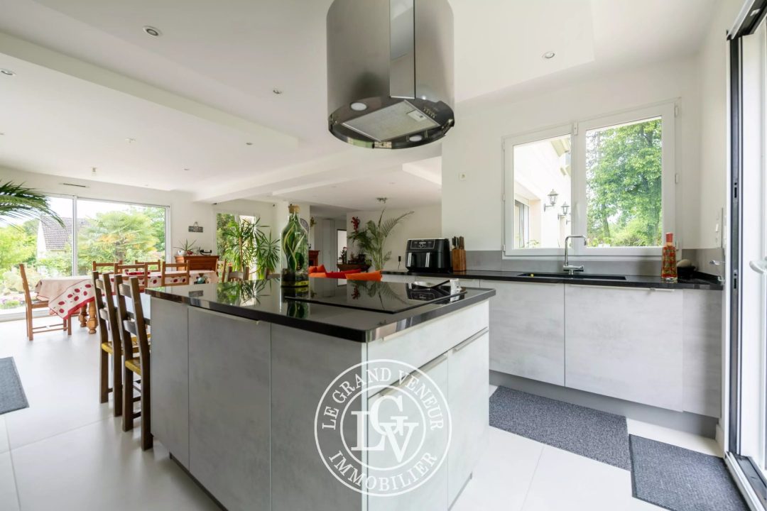 À 8MN DE MELUN – À MOISENAY – VILLA CONTEMPORAINE DE 205M² – 6 CHAMBRES – SOUS SOL TOTAL – JARDIN PAYSAGER DE 1045M²