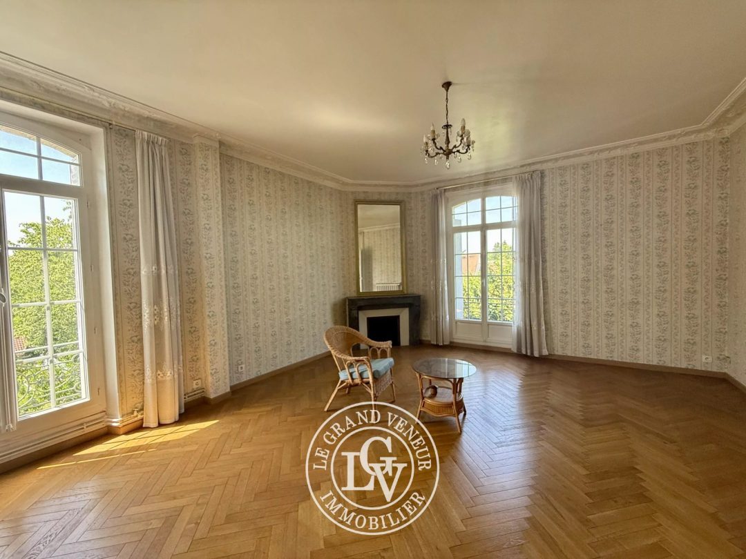 PROCHE FONTAINEBLEAU – VULAINES SUR SEINE – DEMEURE BOURGEOISE DE CARACTÈRE – 351 M²  – JARDIN PAYSAGER