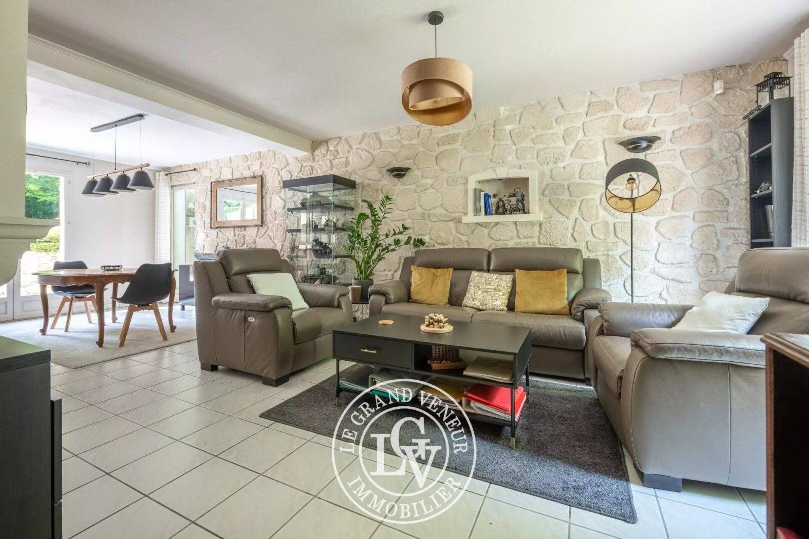 À PROXIMITÉ DE FONTAINEBLEAU – MAISON FAMILIALE AVEC PISCINE COUVERTE SUR TERRAIN PAYSAGÉ DE 2766 M2