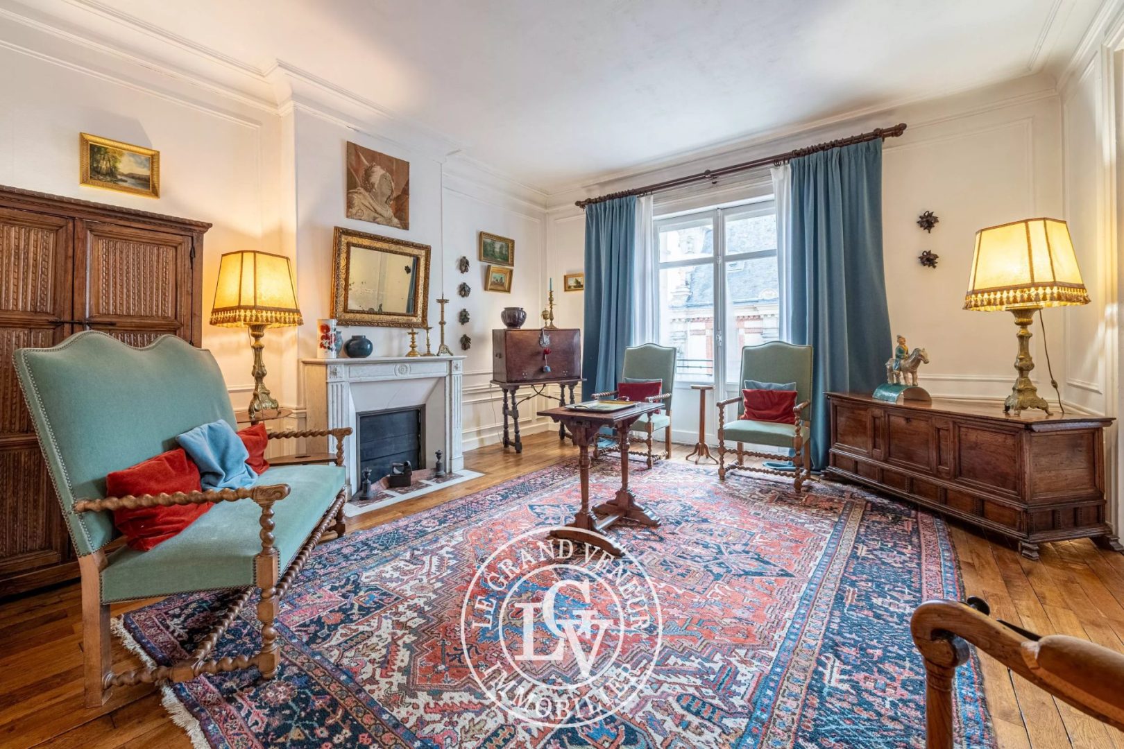 FONTAINEBLEAU – HYPER CENTRE – APPARTEMENT FAMILIAL DE STANDING – 5 CHAMBRES- 175 M²