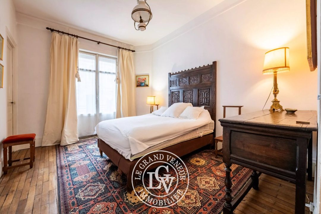 FONTAINEBLEAU – HYPER CENTRE – APPARTEMENT FAMILIAL DE STANDING – 5 CHAMBRES- 175 M²