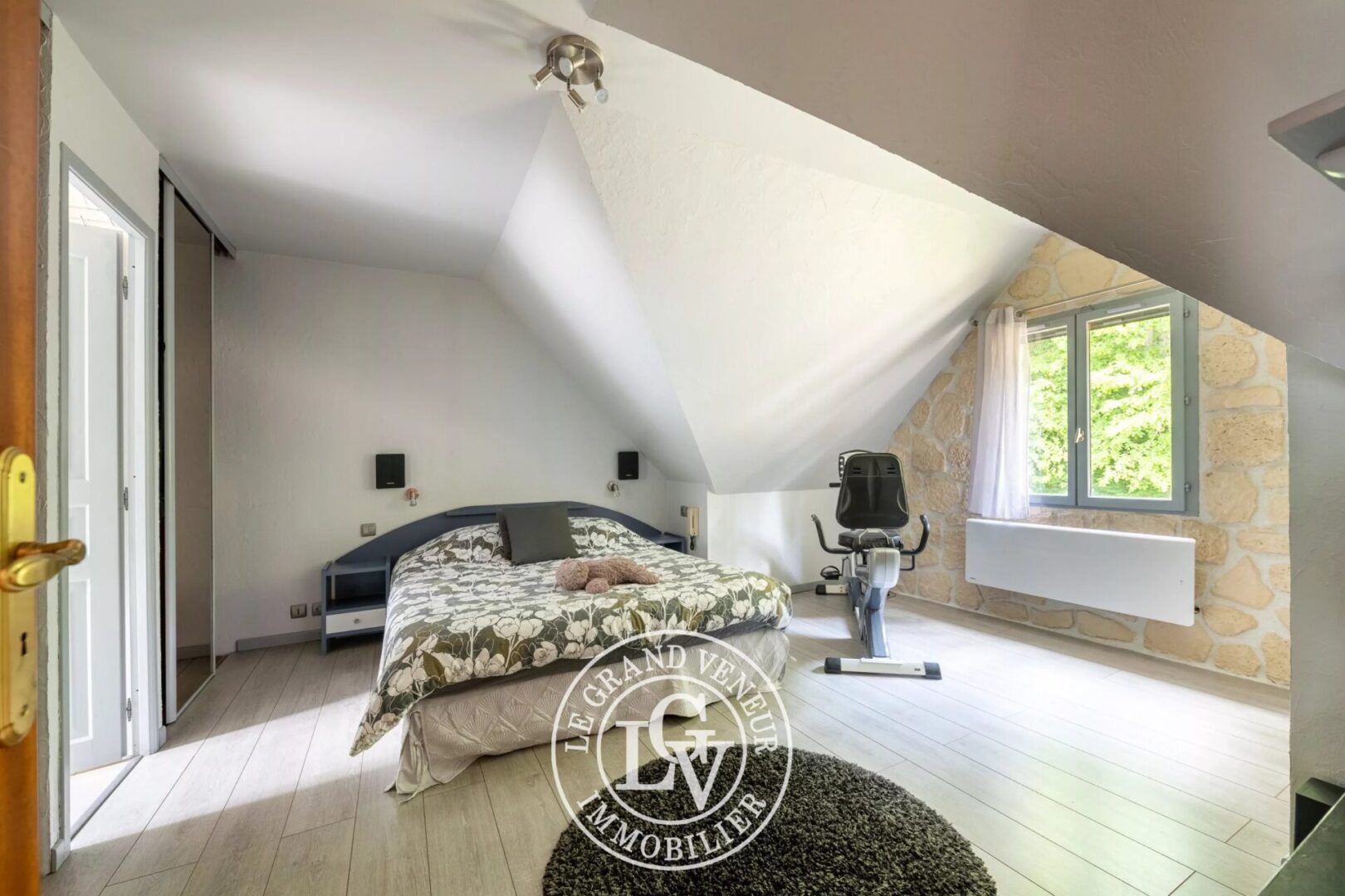 À PROXIMITÉ DE FONTAINEBLEAU – MAISON FAMILIALE AVEC PISCINE COUVERTE SUR TERRAIN PAYSAGÉ DE 2766 M2