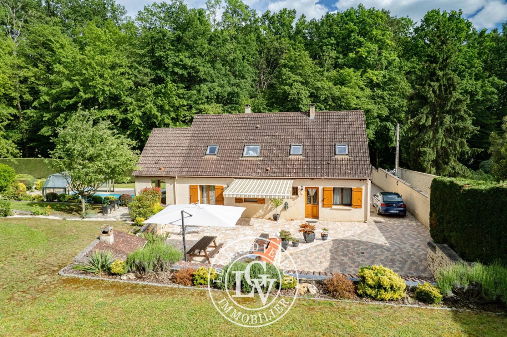 À PROXIMITÉ DE FONTAINEBLEAU – MAISON FAMILIALE  AVEC PISCINE COUVERTE SUR TERRAIN PAYSAGÉ DE 2766 M2