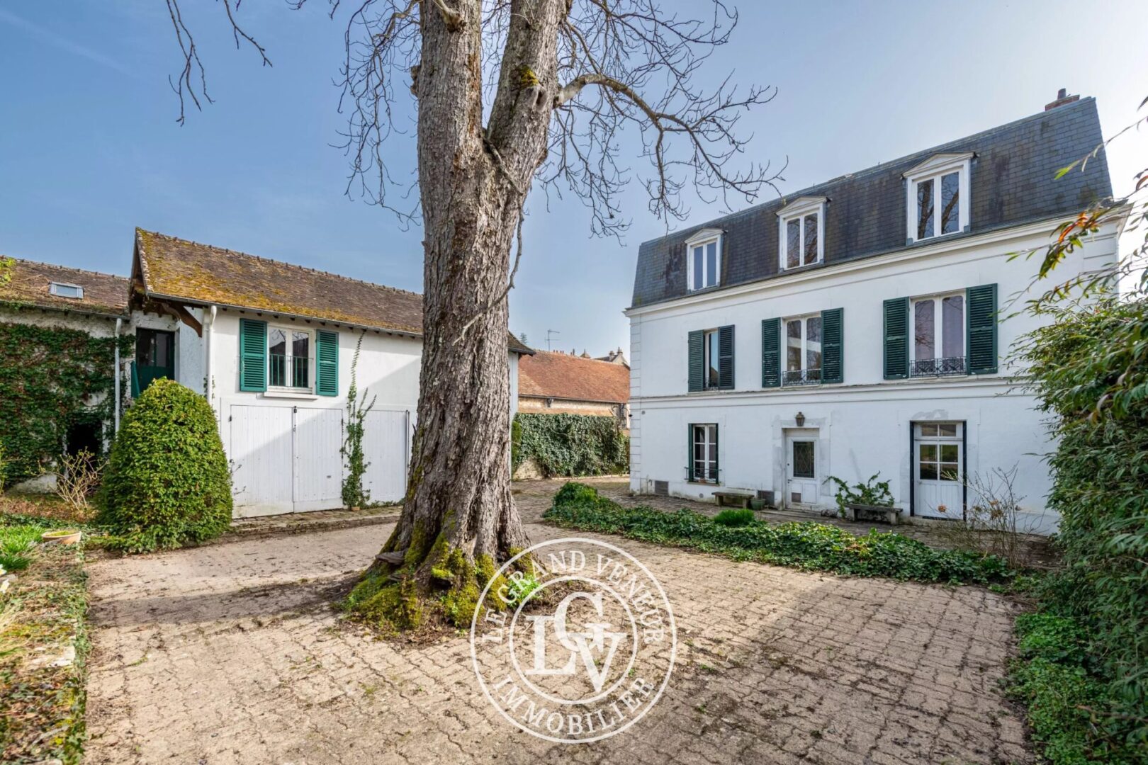 PROCHE FONTAINEBLEAU – VULAINES SUR SEINE – MAISON DE MAÎTRE DE 289 M² ET APPARTEMENT INDÉPENDANT DE 41 M² SUR UN BEAU JARDIN PAYSAGER DE 1989 M²