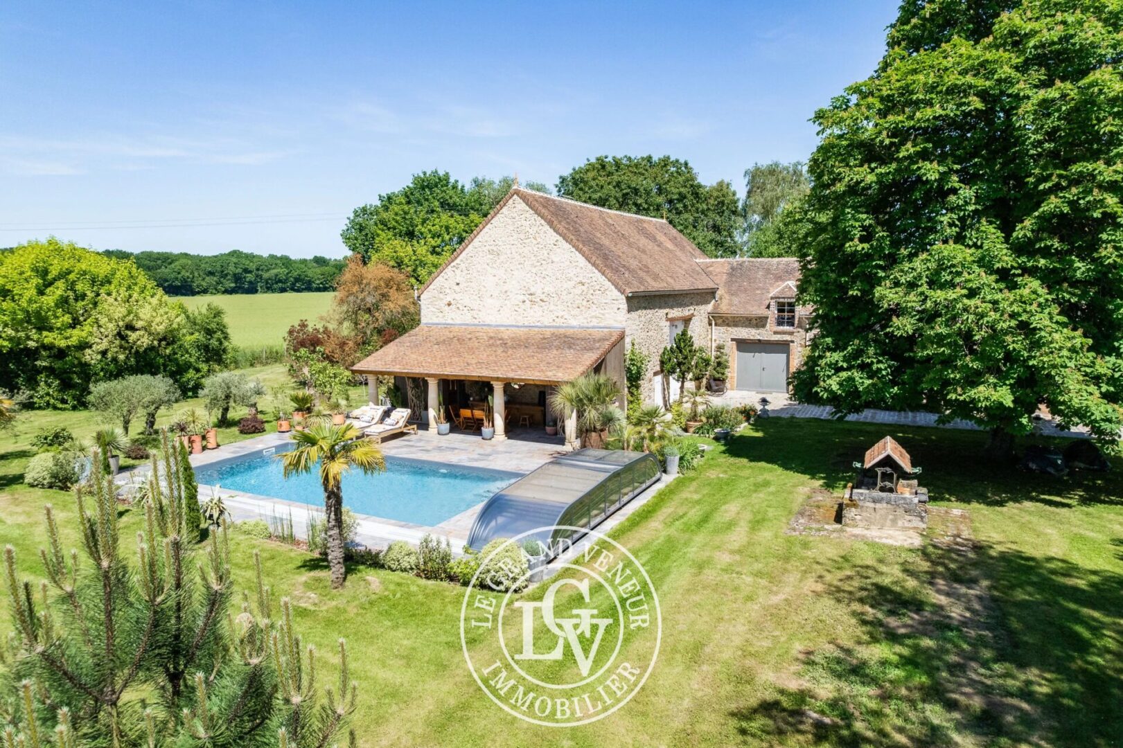 A 30 MINUTES DE FONTAINEBLEAU – FERME DE CARACTÈRE DU XIXᵉ SIÈCLE AVEC PISCINE – RÉNOVATION D&rsquo;EXCEPTION SUR UN DOMAINE PRIVÉ DE 6 200 M²