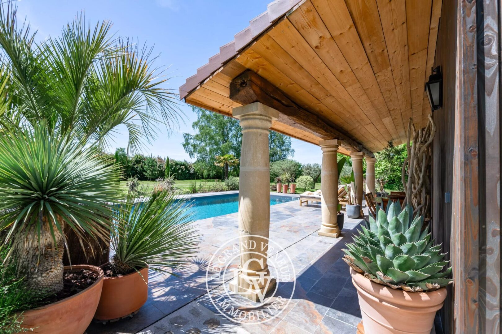 A 30 MINUTES DE FONTAINEBLEAU – FERME DE CARACTÈRE DU XIXᵉ SIÈCLE AVEC PISCINE – RÉNOVATION D&rsquo;EXCEPTION SUR UN DOMAINE PRIVÉ DE 6 200 M²