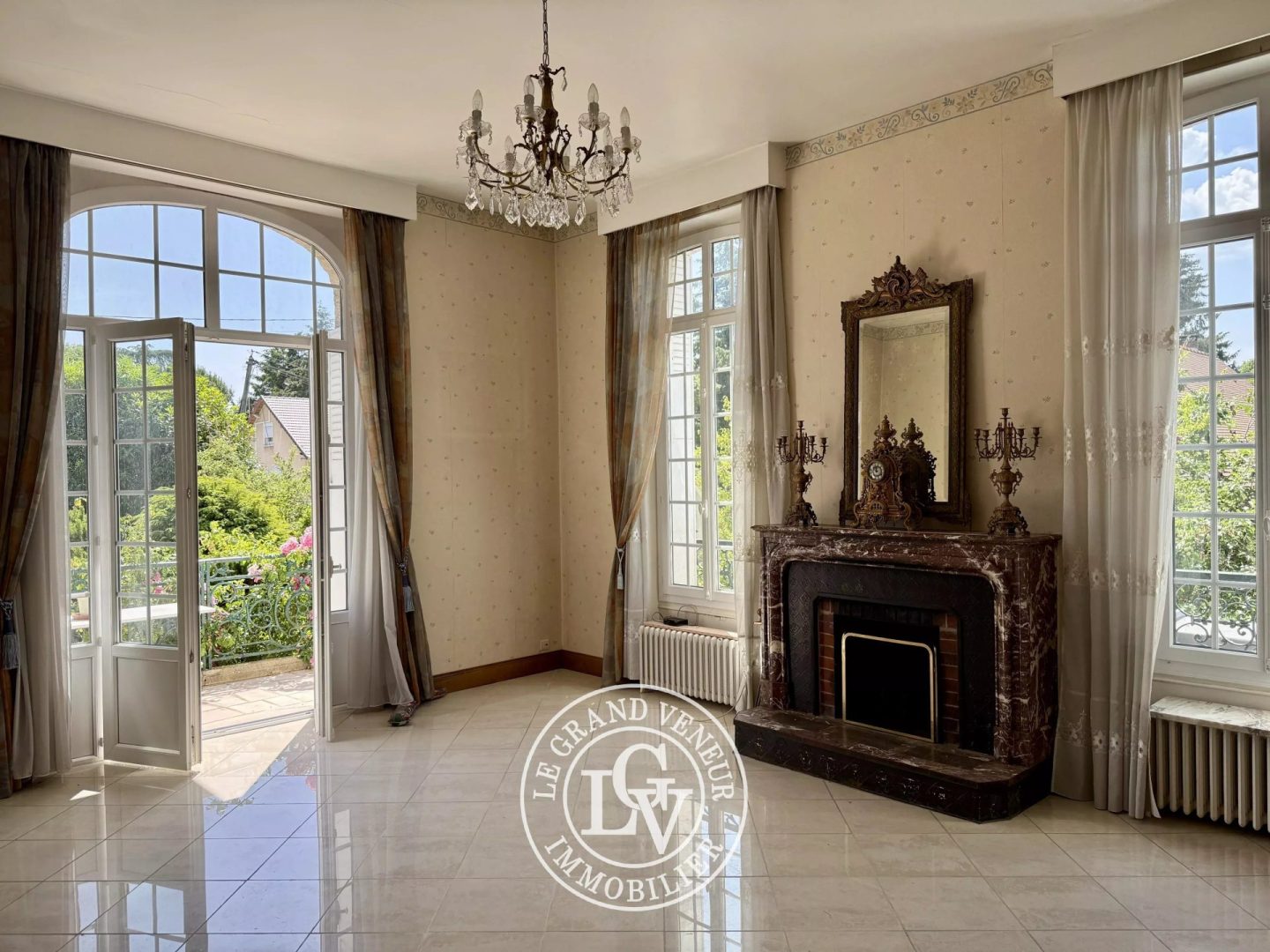 PROCHE FONTAINEBLEAU – VULAINES SUR SEINE – DEMEURE BOURGEOISE DE CARACTÈRE – 351 M² – JARDIN PAYSAGER