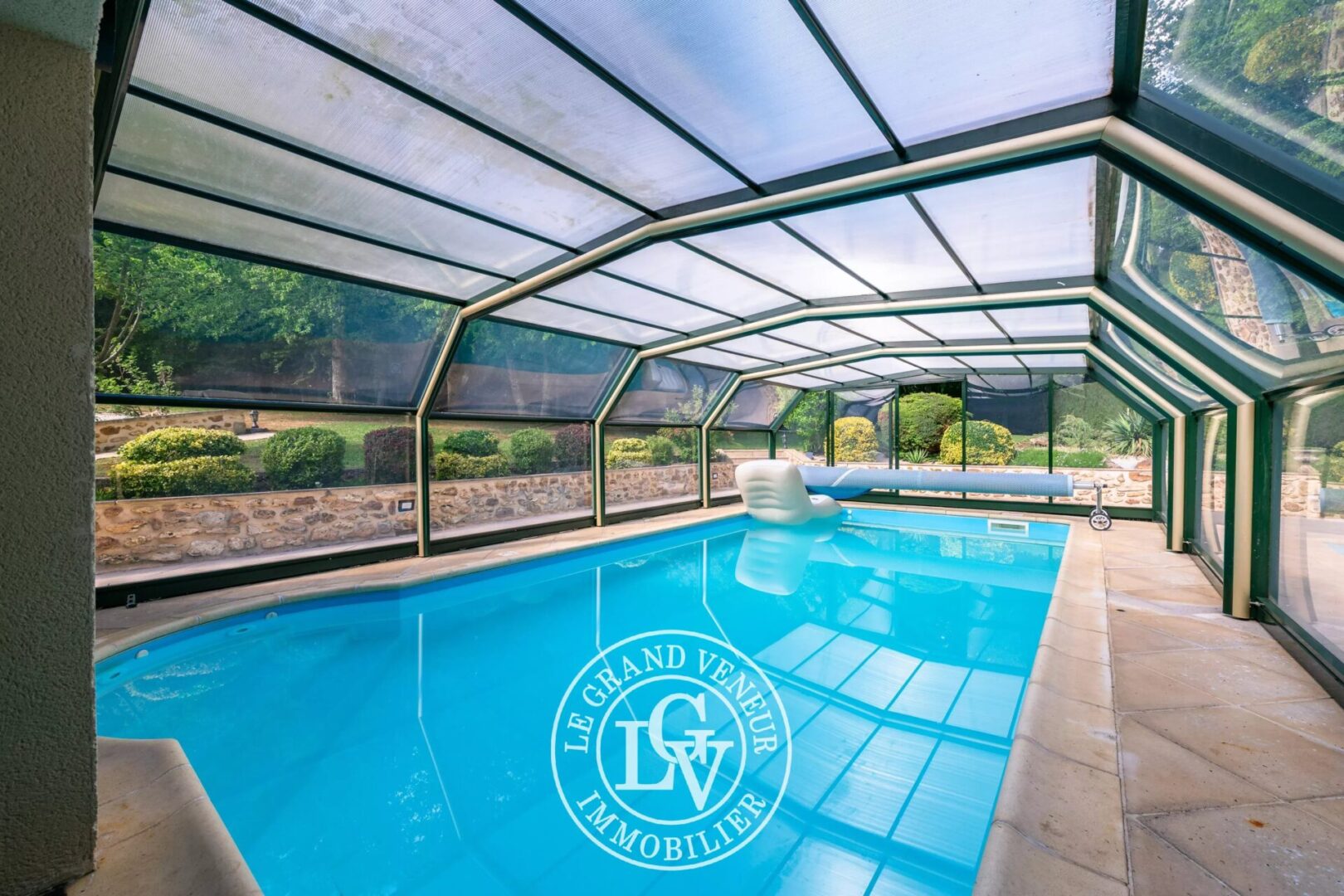 À PROXIMITÉ DE FONTAINEBLEAU – MAISON FAMILIALE AVEC PISCINE COUVERTE SUR TERRAIN PAYSAGÉ DE 2766 M2