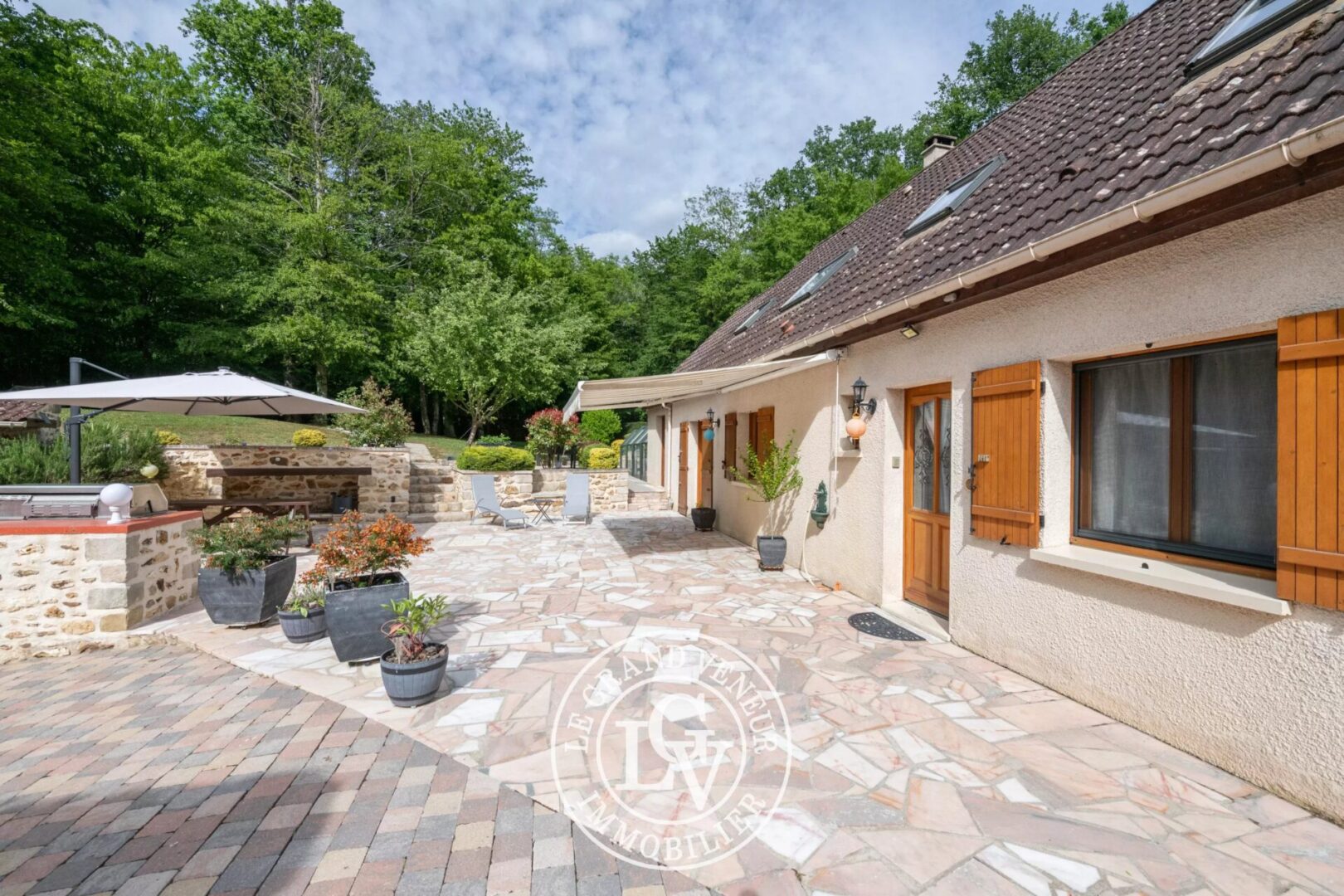 À PROXIMITÉ DE FONTAINEBLEAU – MAISON FAMILIALE AVEC PISCINE COUVERTE SUR TERRAIN PAYSAGÉ DE 2766 M2