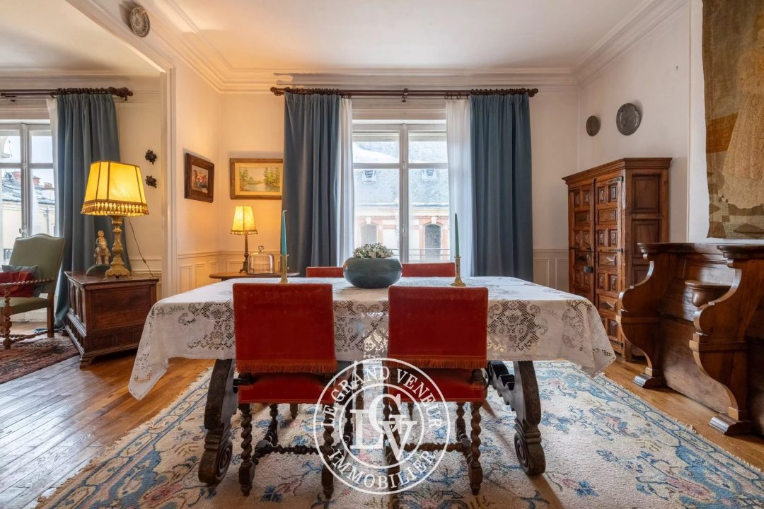 FONTAINEBLEAU – HYPER CENTRE – APPARTEMENT FAMILIAL DE STANDING – 5 CHAMBRES- 175 M²