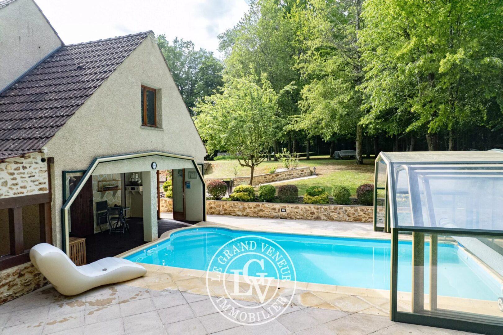 À PROXIMITÉ DE FONTAINEBLEAU – MAISON FAMILIALE AVEC PISCINE COUVERTE SUR TERRAIN PAYSAGÉ DE 2766 M2