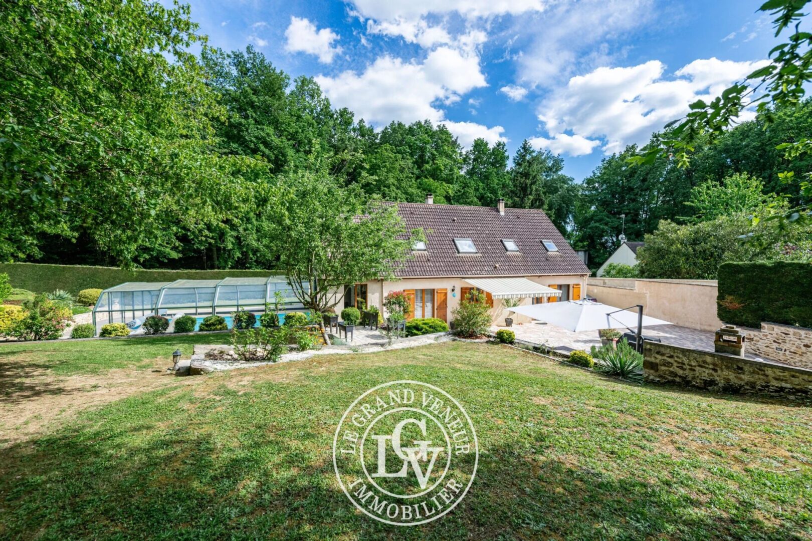 À PROXIMITÉ DE FONTAINEBLEAU – MAISON FAMILIALE  AVEC PISCINE COUVERTE SUR TERRAIN PAYSAGÉ DE 2766 M2