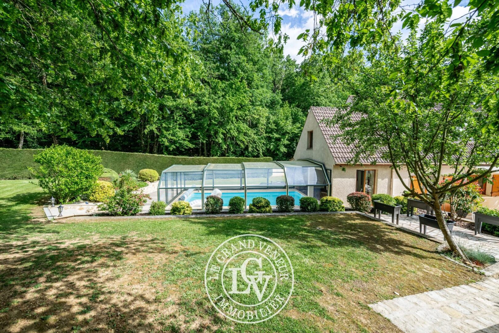À PROXIMITÉ DE FONTAINEBLEAU – MAISON FAMILIALE  AVEC PISCINE COUVERTE SUR TERRAIN PAYSAGÉ DE 2766 M2