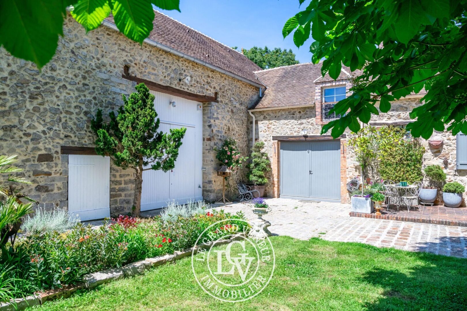A 30 MINUTES DE FONTAINEBLEAU – FERME DE CARACTÈRE DU XIXᵉ SIÈCLE AVEC PISCINE – RÉNOVATION D&rsquo;EXCEPTION SUR UN DOMAINE PRIVÉ DE 6 200 M²