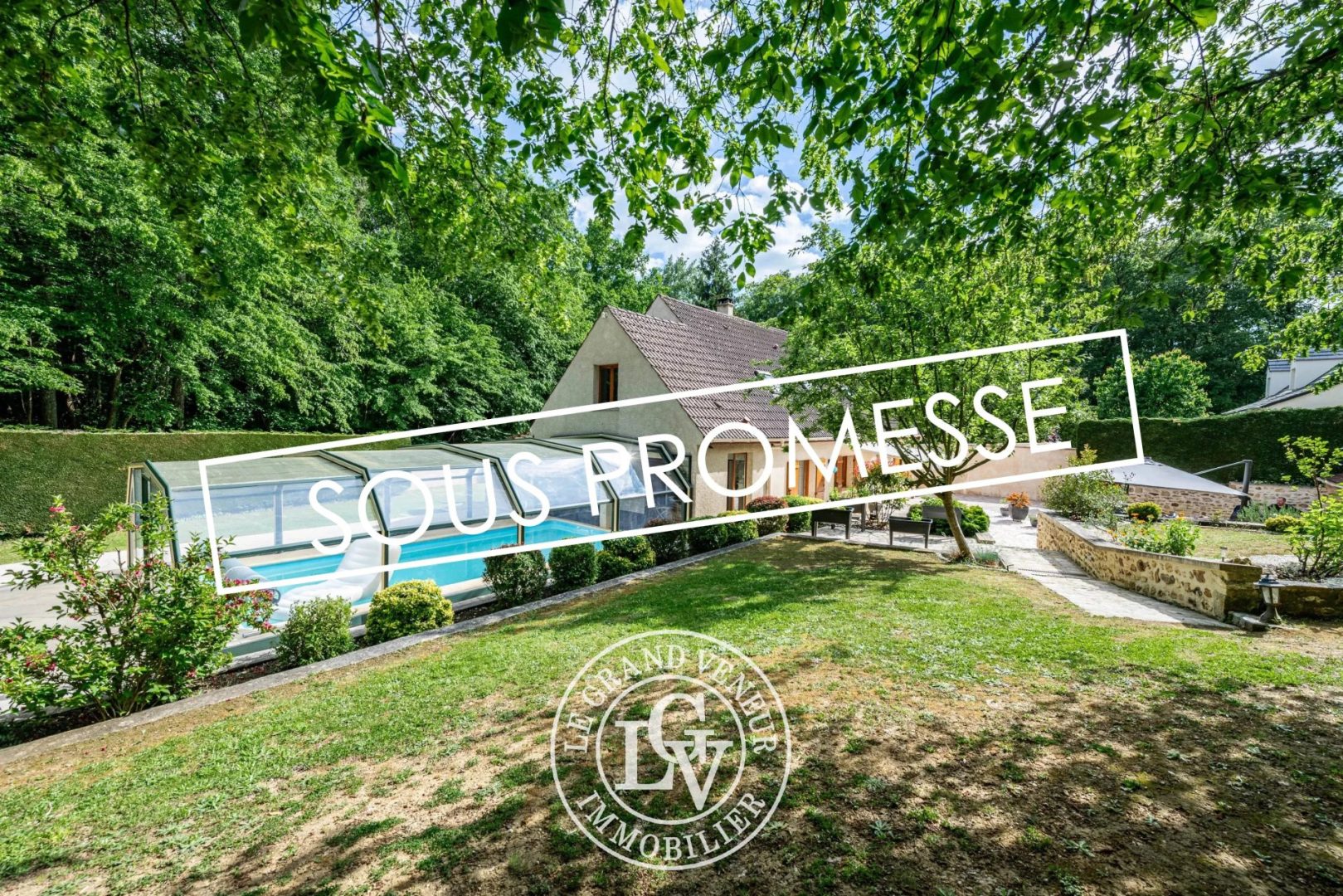 À PROXIMITÉ DE FONTAINEBLEAU – MAISON FAMILIALE AVEC PISCINE COUVERTE SUR TERRAIN PAYSAGÉ DE 2766 M2