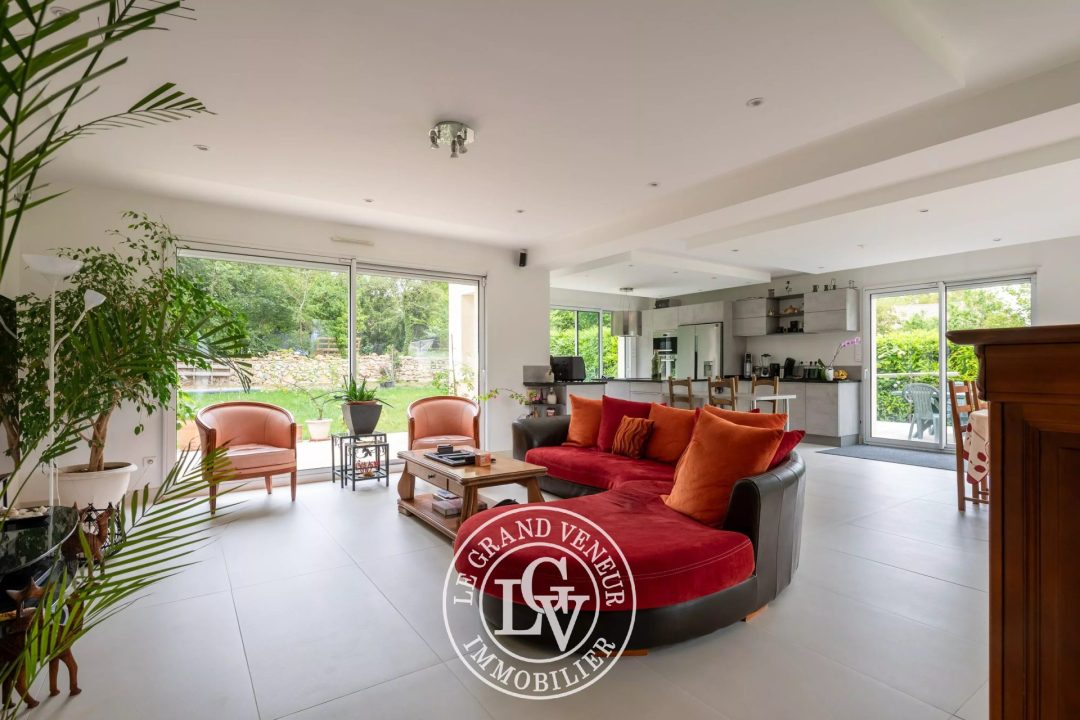 À 8MN DE MELUN – À MOISENAY – VILLA CONTEMPORAINE DE 205M² – 6 CHAMBRES – SOUS SOL TOTAL – JARDIN PAYSAGER DE 1045M²