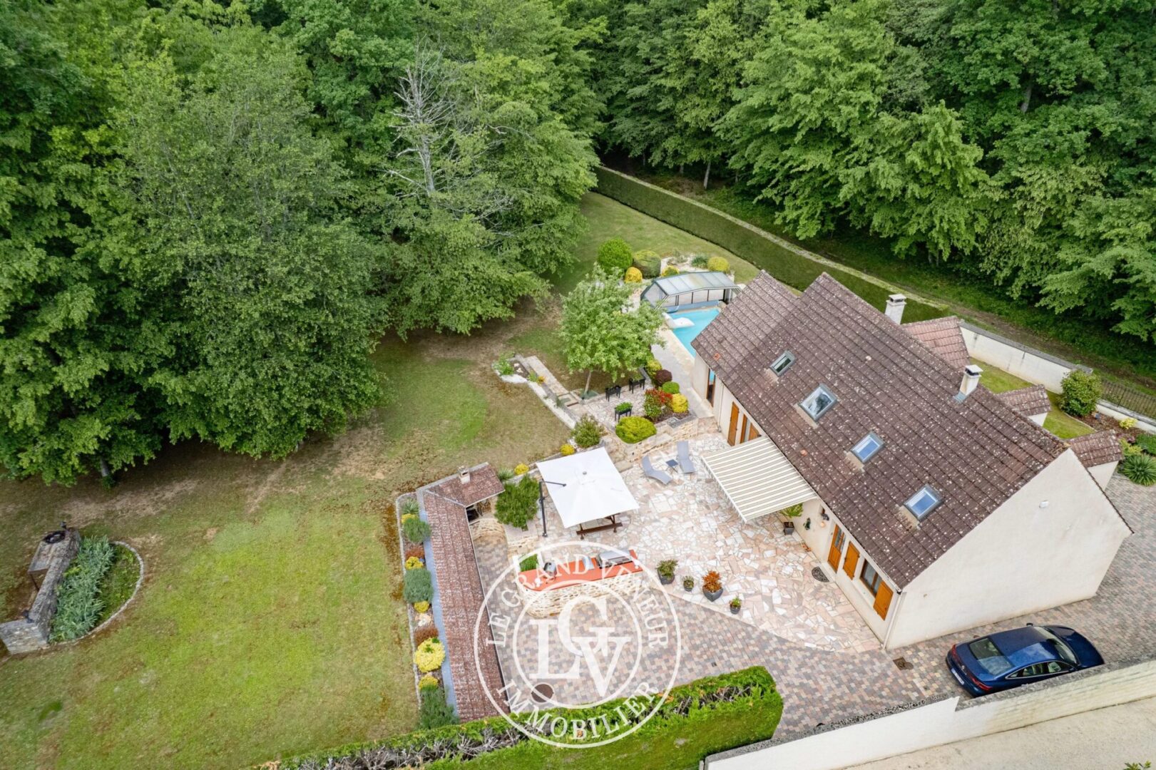 À PROXIMITÉ DE FONTAINEBLEAU – MAISON FAMILIALE  AVEC PISCINE COUVERTE SUR TERRAIN PAYSAGÉ DE 2766 M2