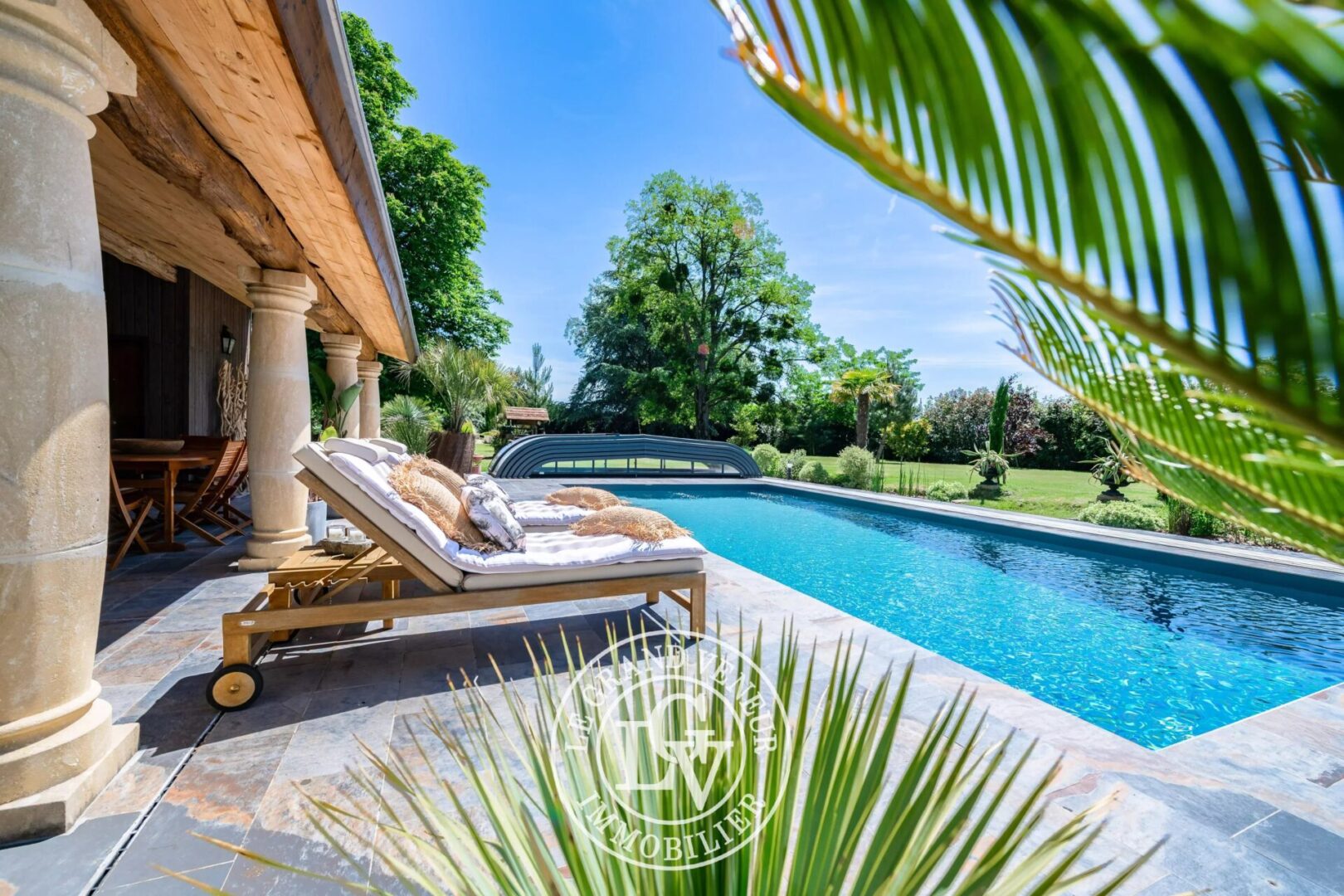 A 30 MINUTES DE FONTAINEBLEAU – FERME DE CARACTÈRE DU XIXᵉ SIÈCLE AVEC PISCINE – RÉNOVATION D&rsquo;EXCEPTION SUR UN DOMAINE PRIVÉ DE 6 200 M²