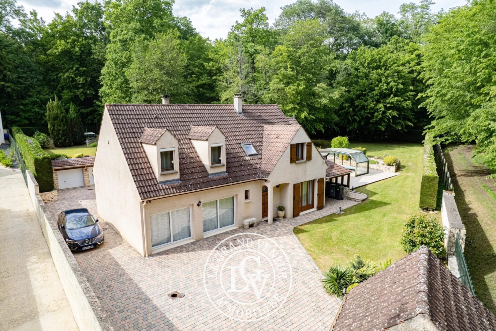 À PROXIMITÉ DE FONTAINEBLEAU – MAISON FAMILIALE  AVEC PISCINE COUVERTE SUR TERRAIN PAYSAGÉ DE 2766 M2