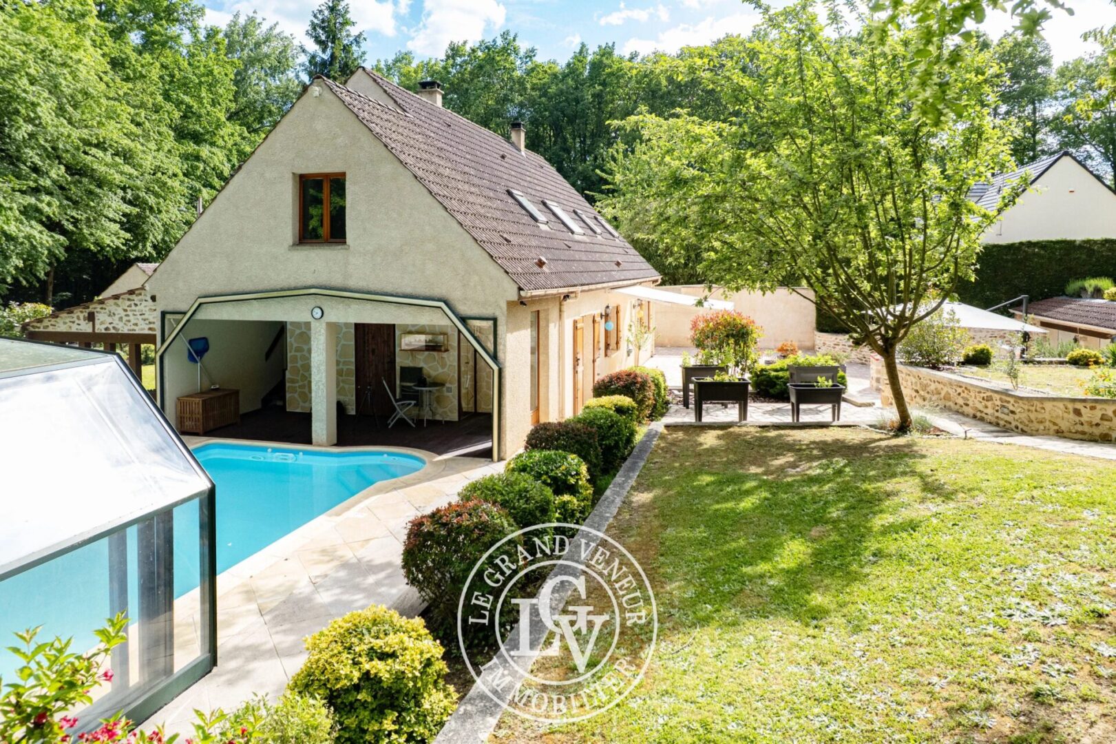 À PROXIMITÉ DE FONTAINEBLEAU – MAISON FAMILIALE  AVEC PISCINE COUVERTE SUR TERRAIN PAYSAGÉ DE 2766 M2