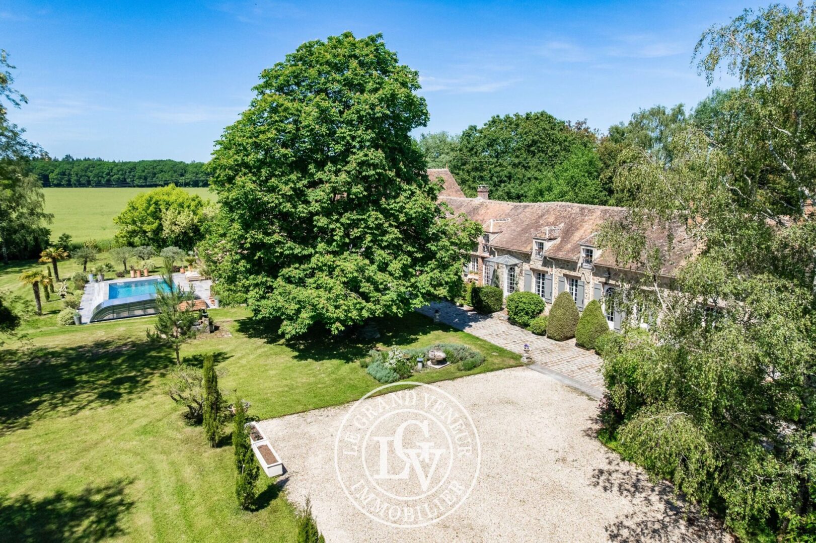 A 30 MINUTES DE FONTAINEBLEAU – FERME DE CARACTÈRE DU XIXᵉ SIÈCLE AVEC PISCINE – RÉNOVATION D&rsquo;EXCEPTION SUR UN DOMAINE PRIVÉ DE 6 200 M²