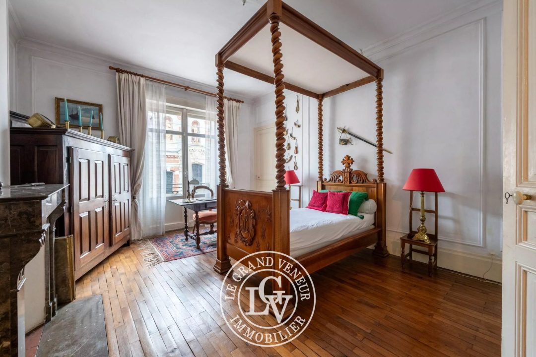 FONTAINEBLEAU – HYPER CENTRE – APPARTEMENT FAMILIAL DE STANDING – 5 CHAMBRES- 175 M²