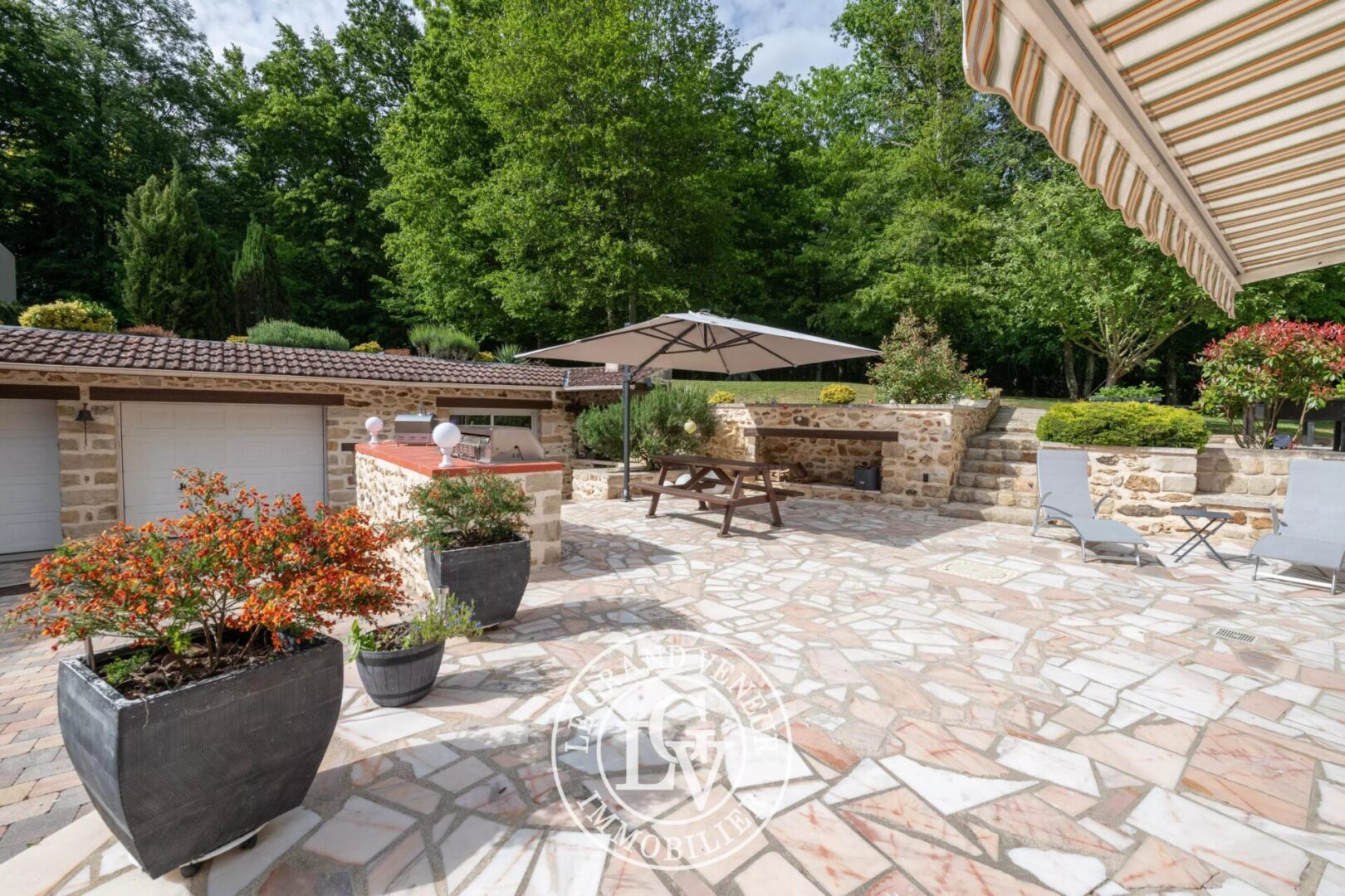 À PROXIMITÉ DE FONTAINEBLEAU – MAISON FAMILIALE AVEC PISCINE COUVERTE SUR TERRAIN PAYSAGÉ DE 2766 M2