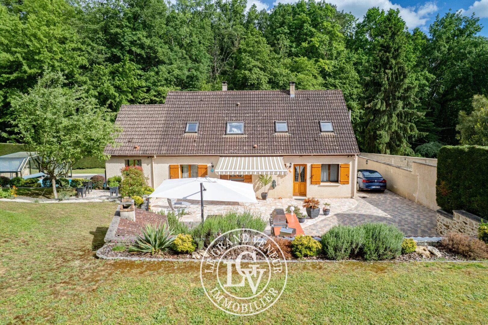 À PROXIMITÉ DE FONTAINEBLEAU – MAISON FAMILIALE  AVEC PISCINE COUVERTE SUR TERRAIN PAYSAGÉ DE 2766 M2
