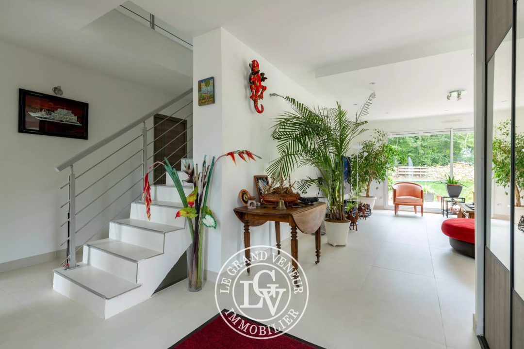 À 8MN DE MELUN – À MOISENAY – VILLA CONTEMPORAINE DE 205M² – 6 CHAMBRES – SOUS SOL TOTAL – JARDIN PAYSAGER DE 1045M²