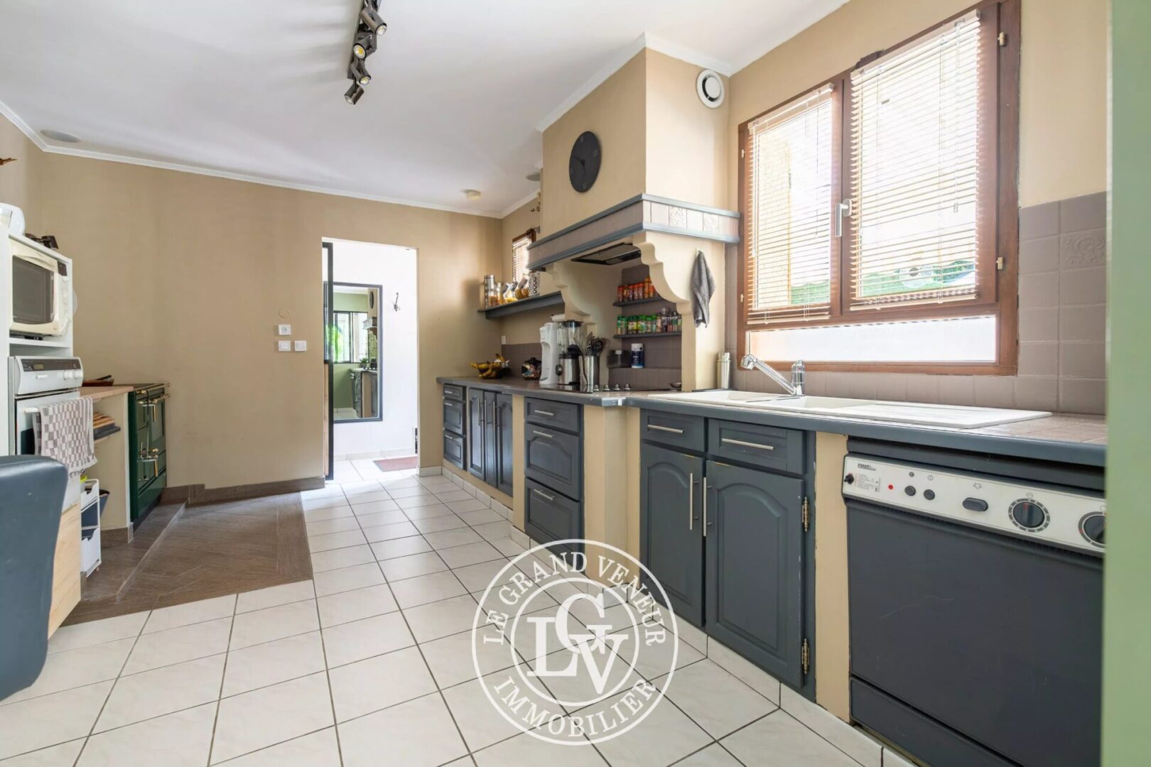 À PROXIMITÉ DE FONTAINEBLEAU – MAISON FAMILIALE AVEC PISCINE COUVERTE SUR TERRAIN PAYSAGÉ DE 2766 M2
