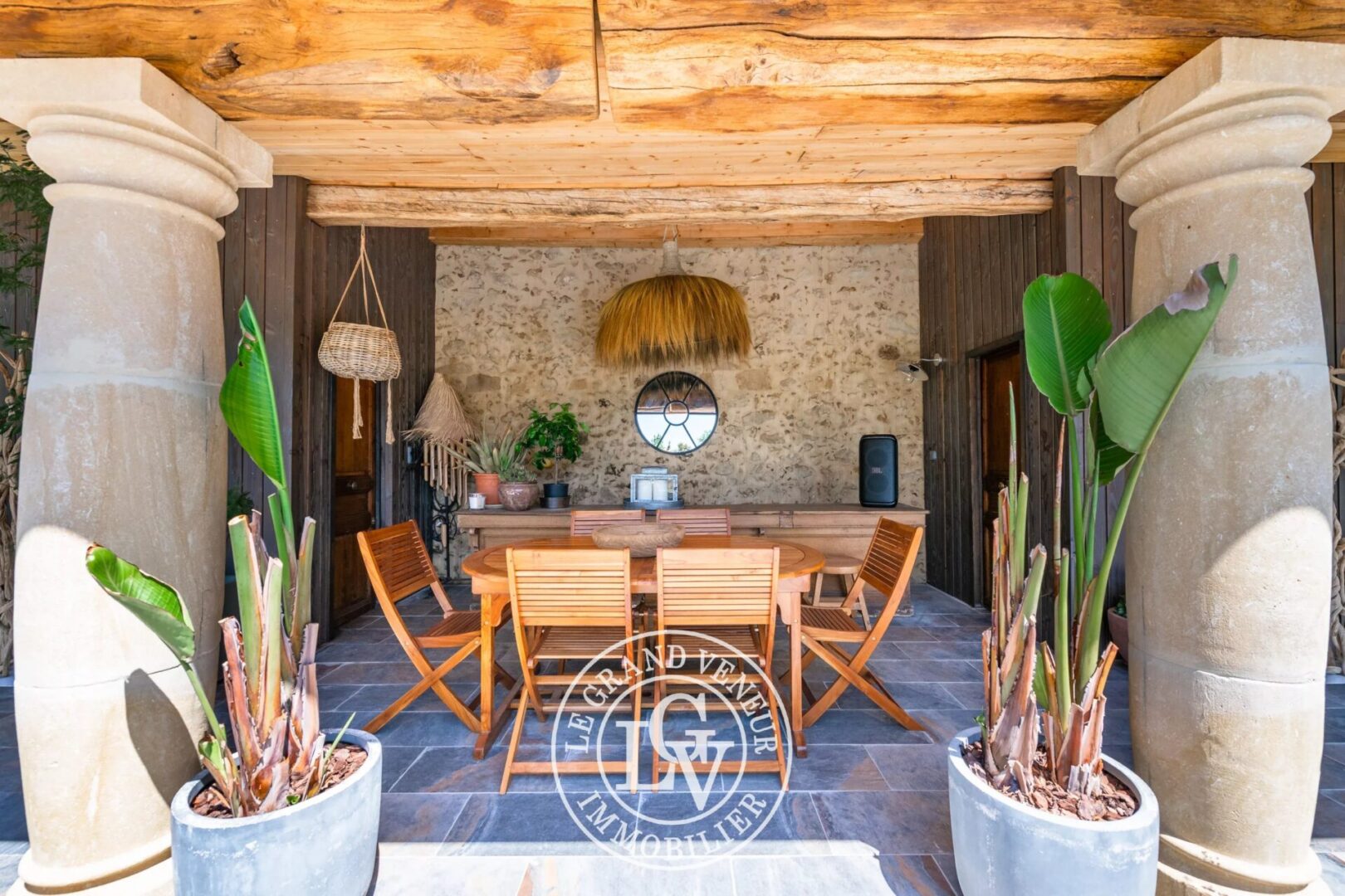 A 30 MINUTES DE FONTAINEBLEAU – FERME DE CARACTÈRE DU XIXᵉ SIÈCLE AVEC PISCINE – RÉNOVATION D&rsquo;EXCEPTION SUR UN DOMAINE PRIVÉ DE 6 200 M²