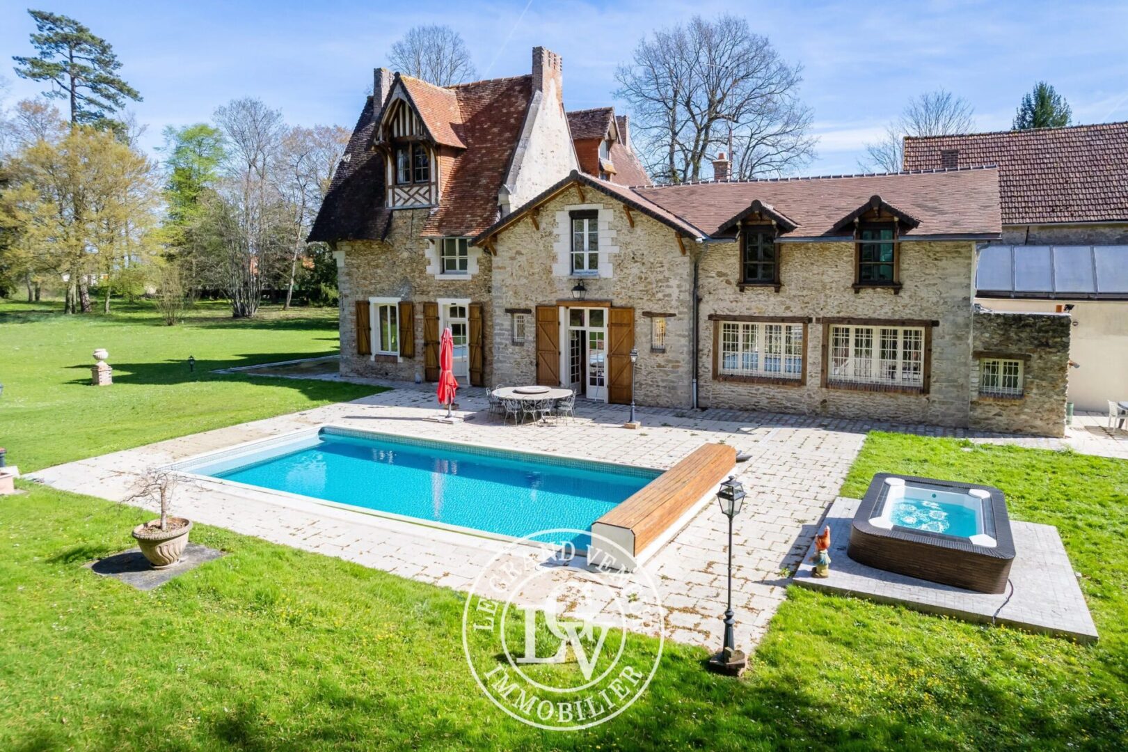 DEMEURE DE CHARME – 6 CHAMBRES – BUREAU – 3 SALLES DE BAINS – PISCINE – TENNIS- PARC PAYSAGER DE 24 500M²