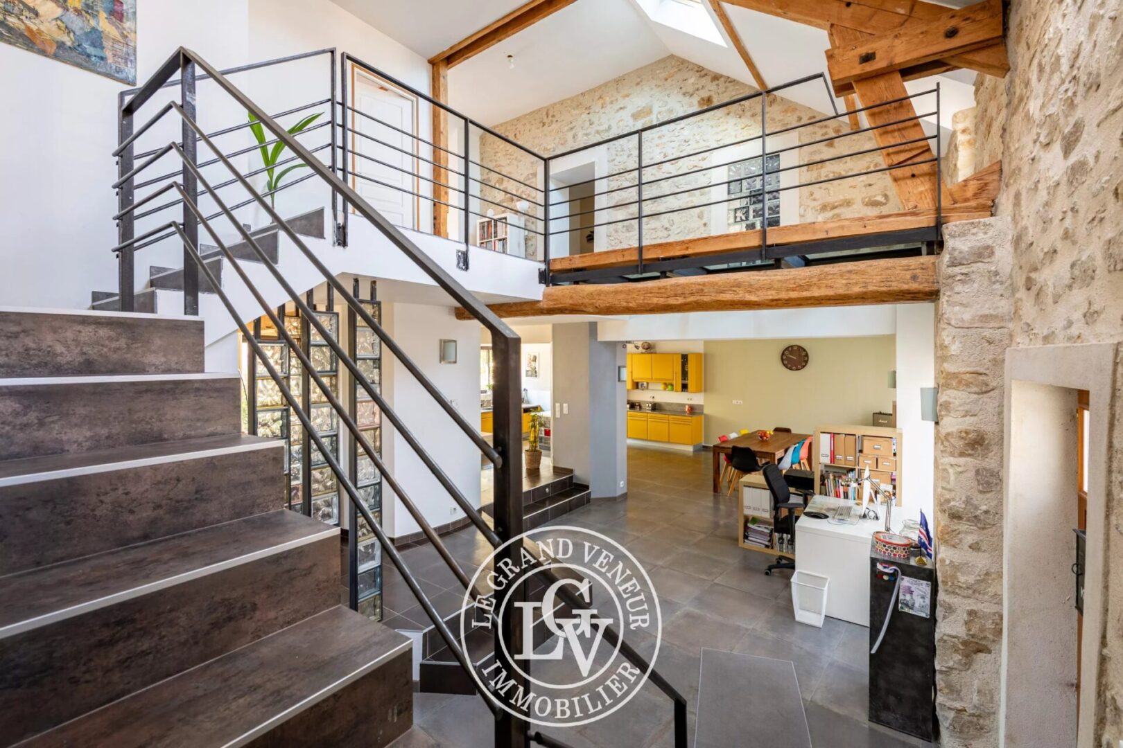 SAMOIS SUR SEINE – MAISON DE VILLAGE REPENSÉE EN STYLE « LOFT » DE 250 M²