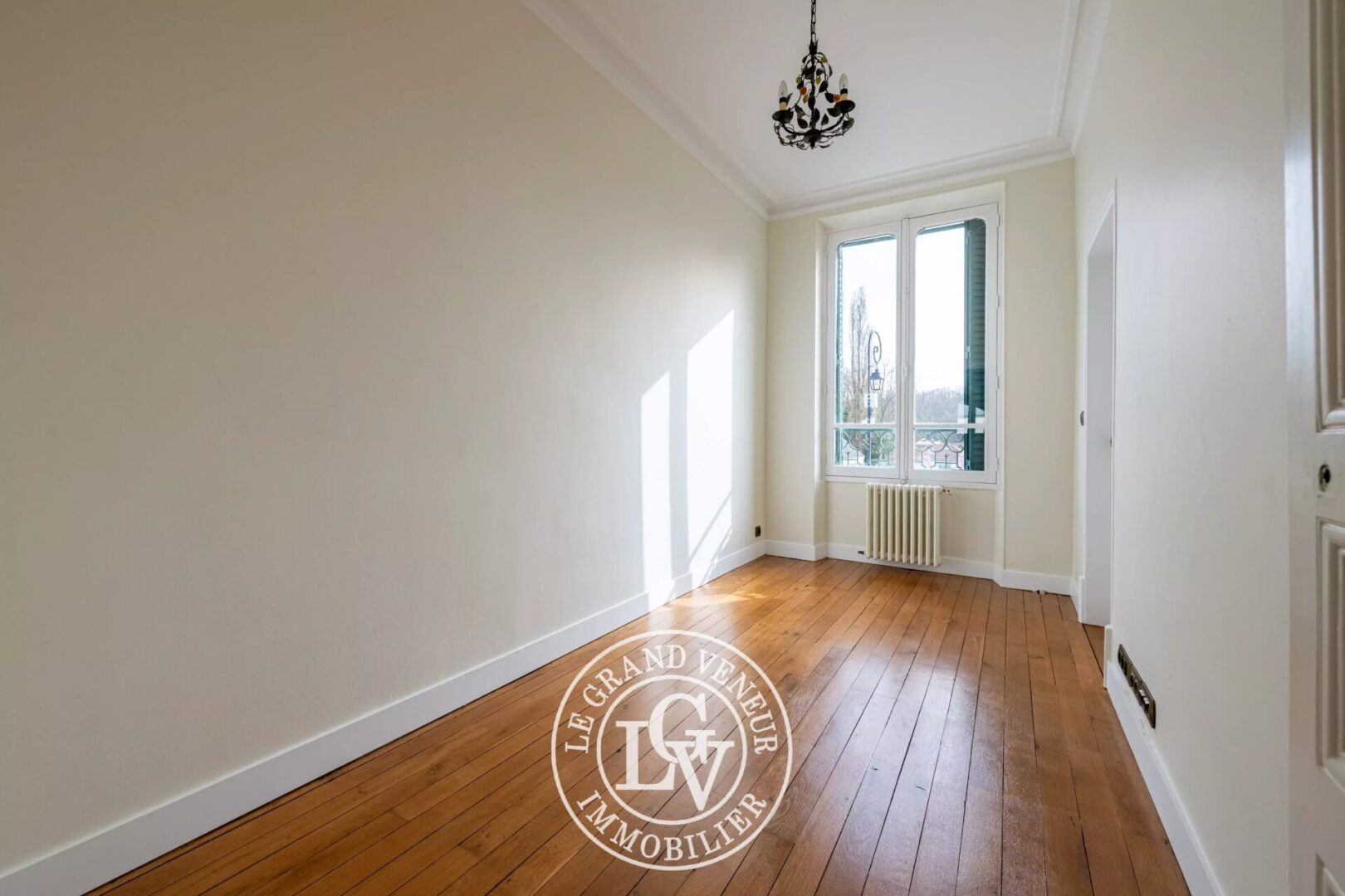 PROCHE FONTAINEBLEAU – VULAINES SUR SEINE – MAISON DE MAÎTRE DE 289 M² ET APPARTEMENT INDÉPENDANT DE 41 M² SUR UN BEAU JARDIN PAYSAGER DE 1989 M²