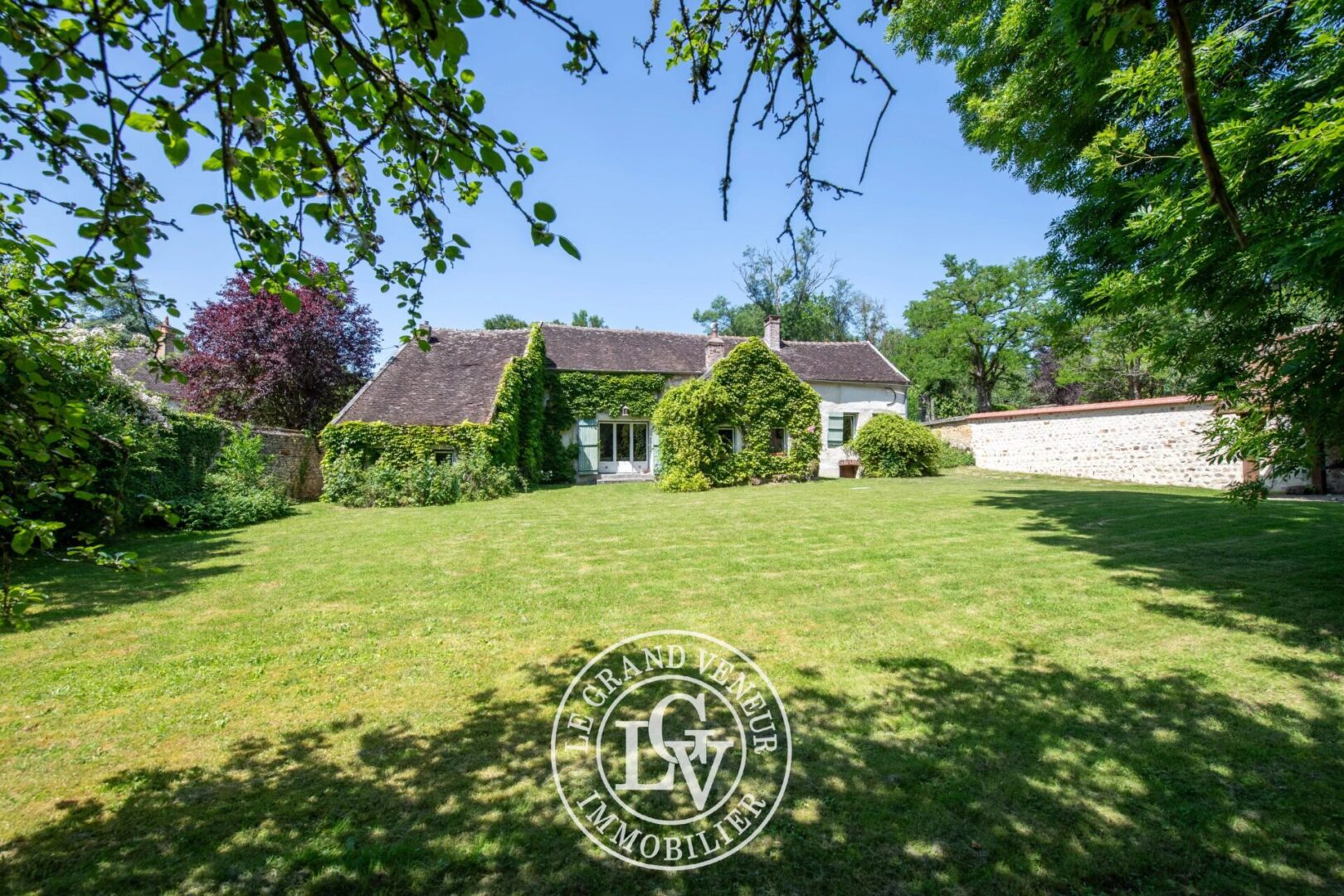20MN DE FONTAINEBLEAU – À DORMELLES- DEUX FERMETTES 235M² HABITABLES – 8 CHAMBRES – JARDIN CLOS 1809M²