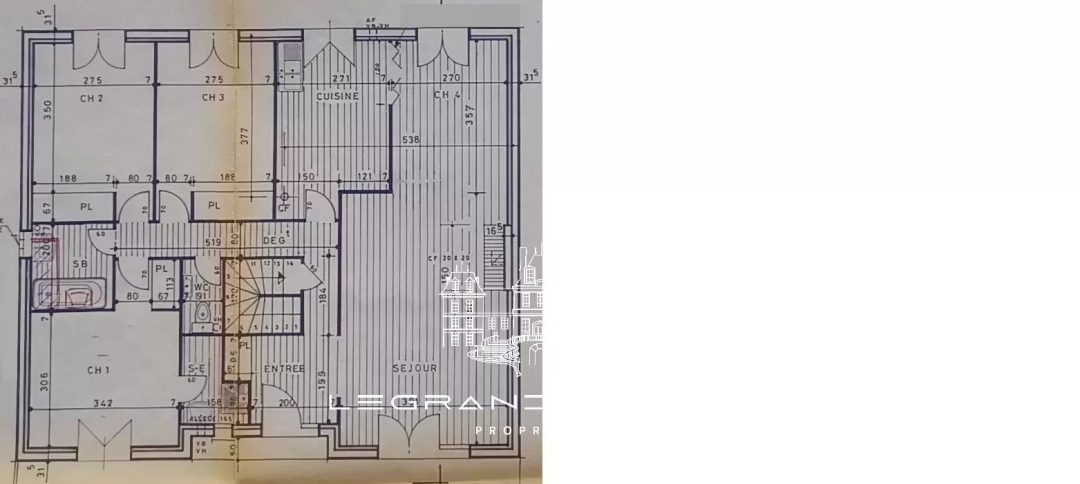 MAISON DE PLAIN PIED SUR SOUS SOL TOTAL ET JARDIN PAYSAGÉ DE 693M² – 700M À PIEDS DE LA GARE