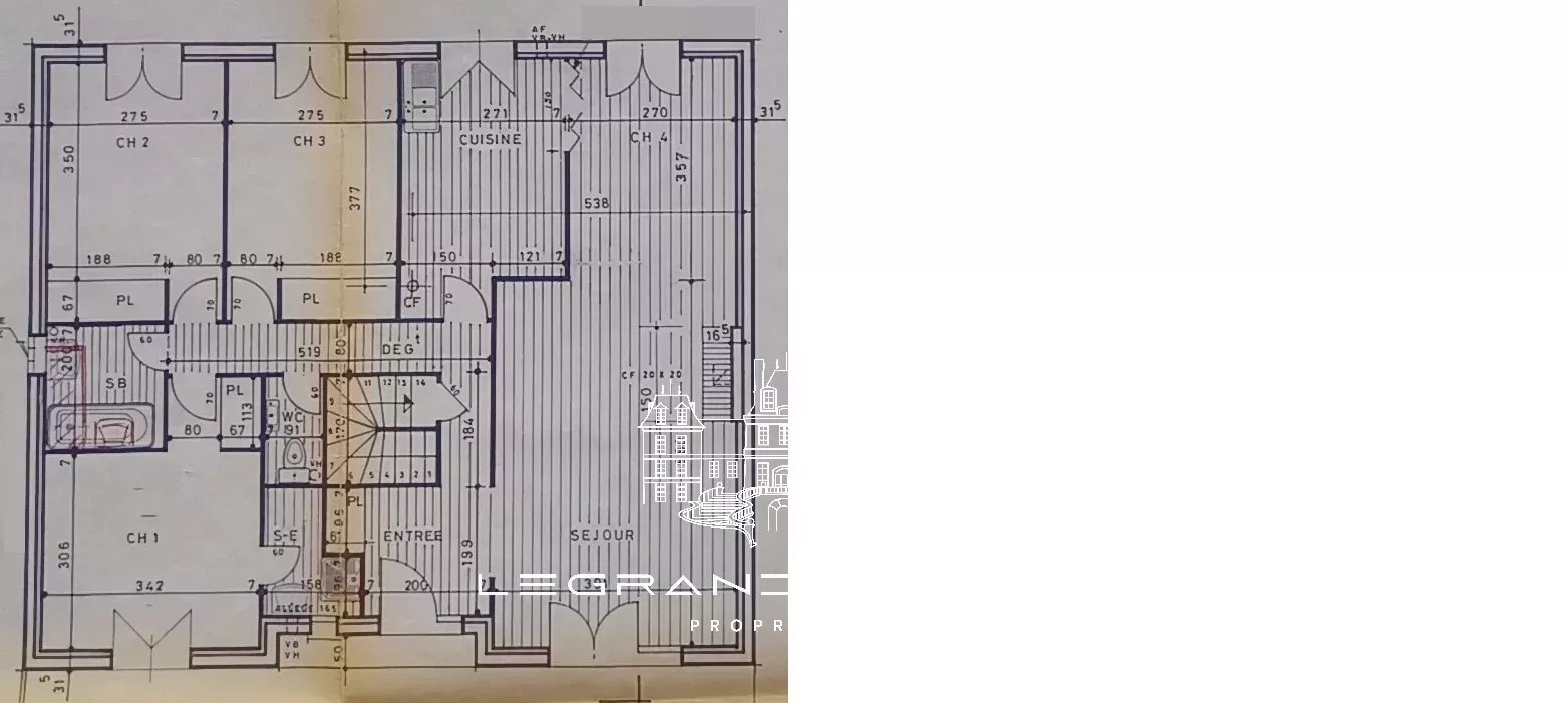 MAISON DE PLAIN PIED SUR SOUS SOL TOTAL ET JARDIN PAYSAGÉ DE 693M² – 700M À PIEDS DE LA GARE