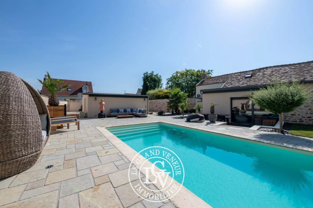 À SAINT-SAUVEUR-SUR-ÉCOLE- PROPRIÉTÉ TRADITIONNELLE ET DÉPENDANCE – 4 CHAMBRES – GARAGE DOUBLE – CAVE – PISCINE – JARDIN PAYSAGER