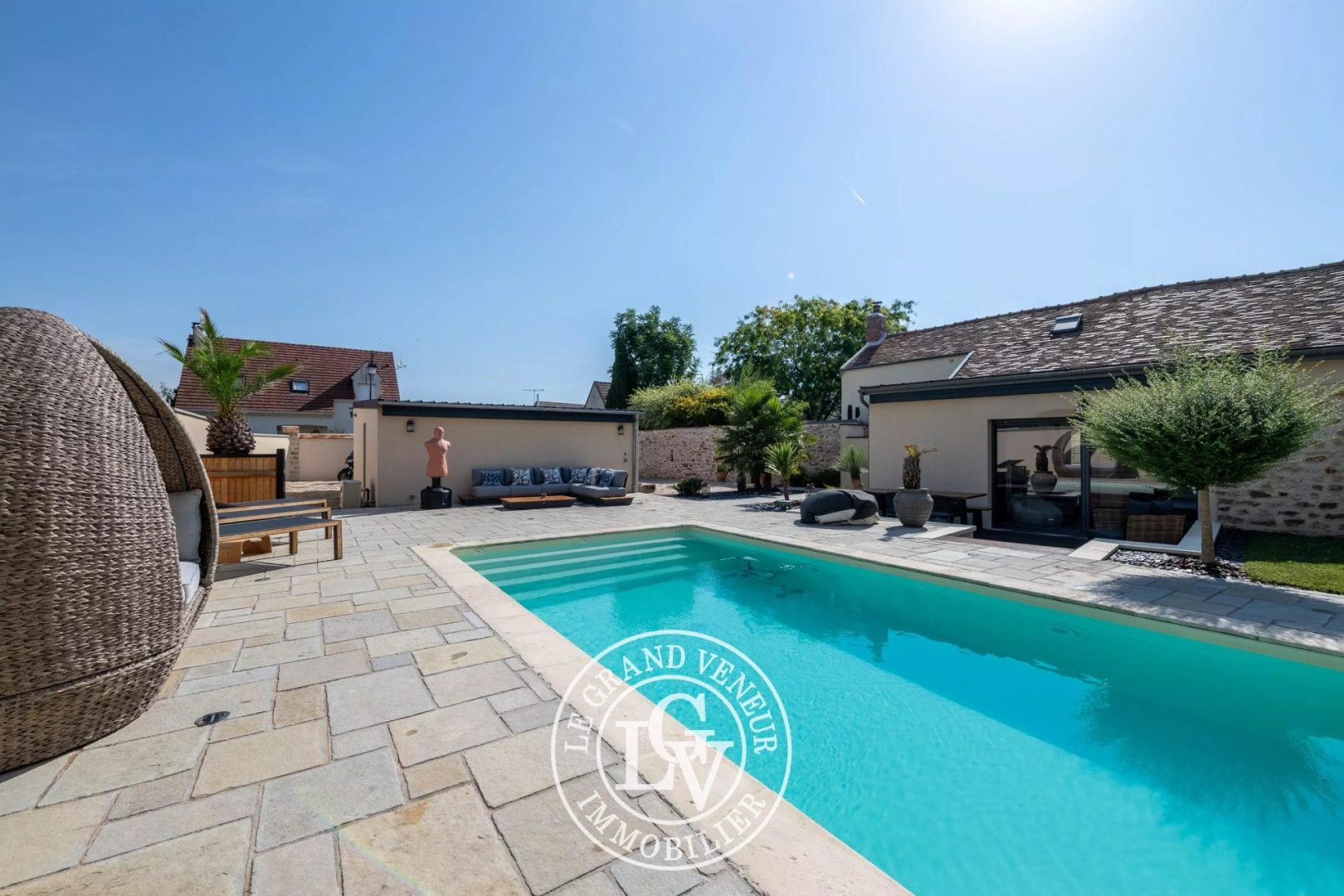 À SAINT-SAUVEUR-SUR-ÉCOLE- PROPRIÉTÉ TRADITIONNELLE ET DÉPENDANCE – 4 CHAMBRES – GARAGE DOUBLE – CAVE – PISCINE – JARDIN PAYSAGER