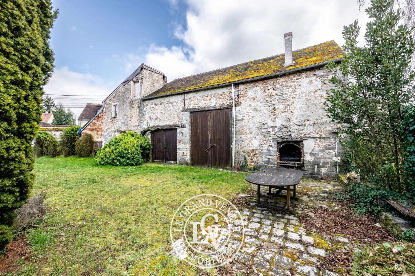 4MN DE BARBIZON – À PERTHES-EN-GÂTINAIS- AUTHENTIQUE LONGÈRE 386M² – GRANGE 100M² AU SOL – CAVE VOUTÉE – JARDIN CLOS 2000M²