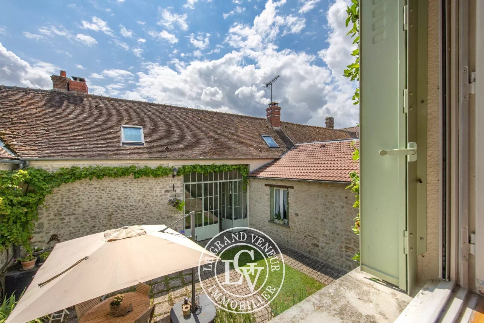 PROCHE FONTAINEBLEAU – À FROMONT – AUTHENTIQUE PROPRIÉTÉ DE 285M²- 7 CHAMBRES AVEC GÎTE INDÉPENDANT ET BUREAU/ATELIER,  ÉDIFIÉE SUR PARC CLOS ET PAYSAGER DE 1994M²