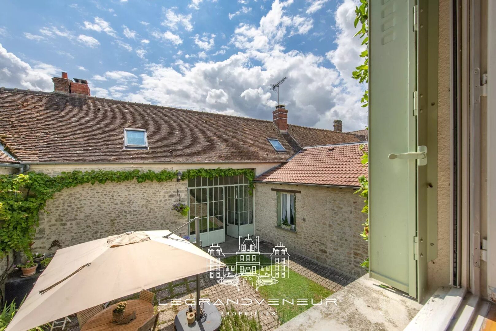PROCHE NEMOURS – À FROMONT – AUTHENTIQUE PROPRIÉTÉ DE 285M²- 7 CHAMBRES AVEC GÎTE INDÉPENDANT ET BUREAU/ATELIER, ÉDIFIÉE SUR PARC CLOS ET PAYSAGER DE 1994M²