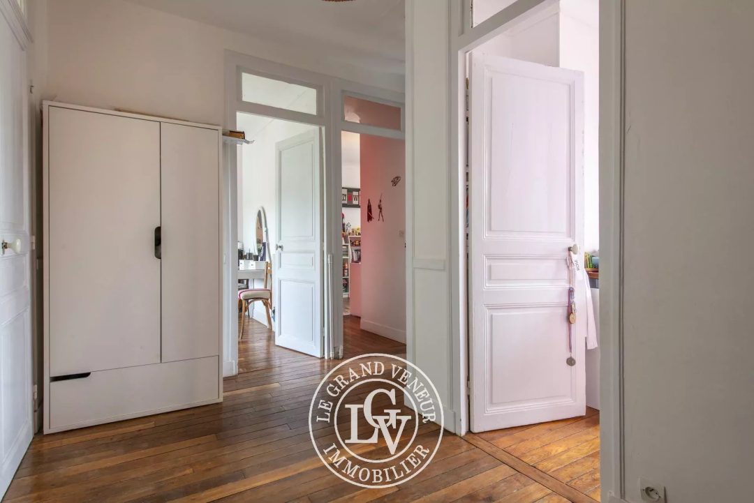 FONTAINEBLEAU – MAISON FAMILIALE DE 133 M² AVEC DÉPENDANCE AMÉNAGÉE DE 27 M² ET JARDIN