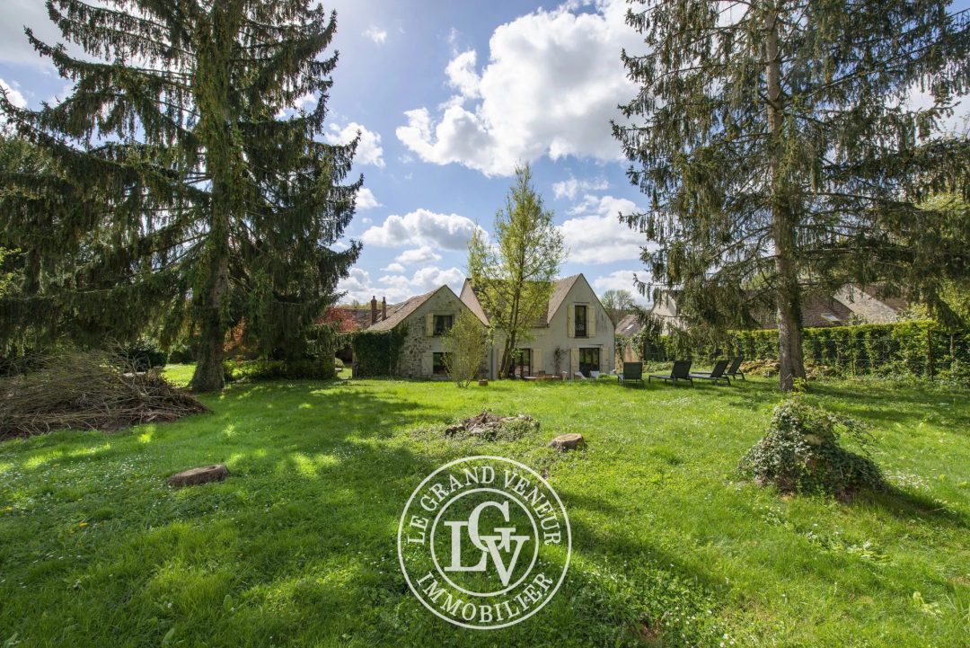 SOUS PROMESSE – CHARMANTE MAISON EN PIERRE ET SON JARDIN BUCCOLIQUE