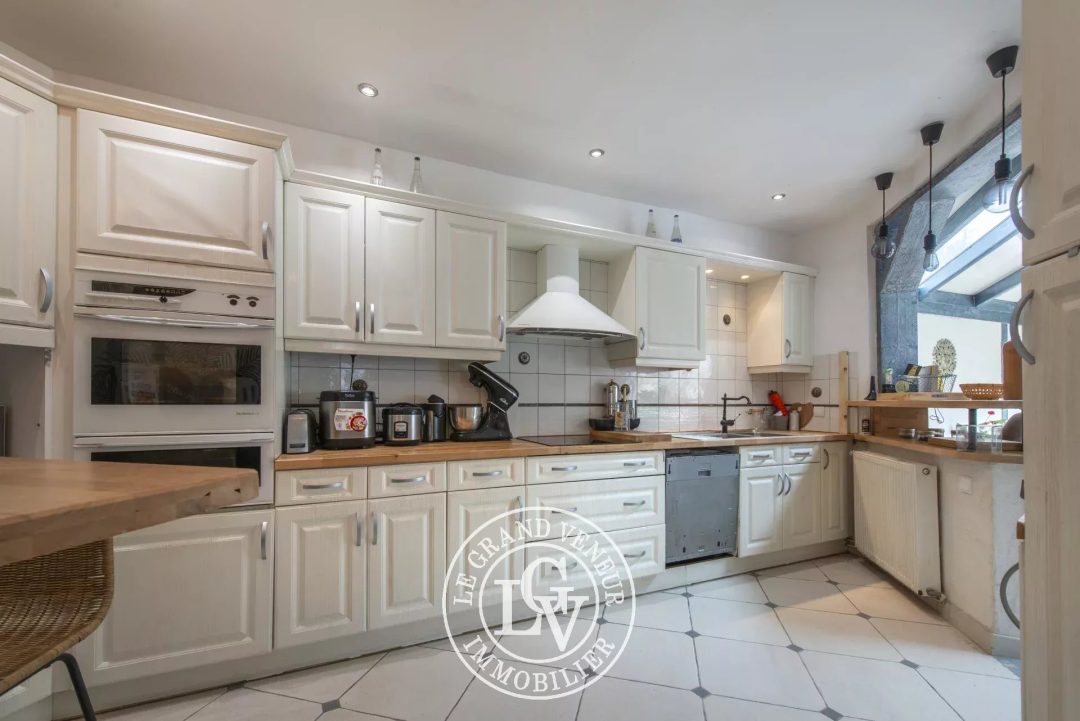 FONTAINEBLEAU – MAISON FAMILIALE DE 133 M² AVEC DÉPENDANCE AMÉNAGÉE DE 27 M² ET JARDIN