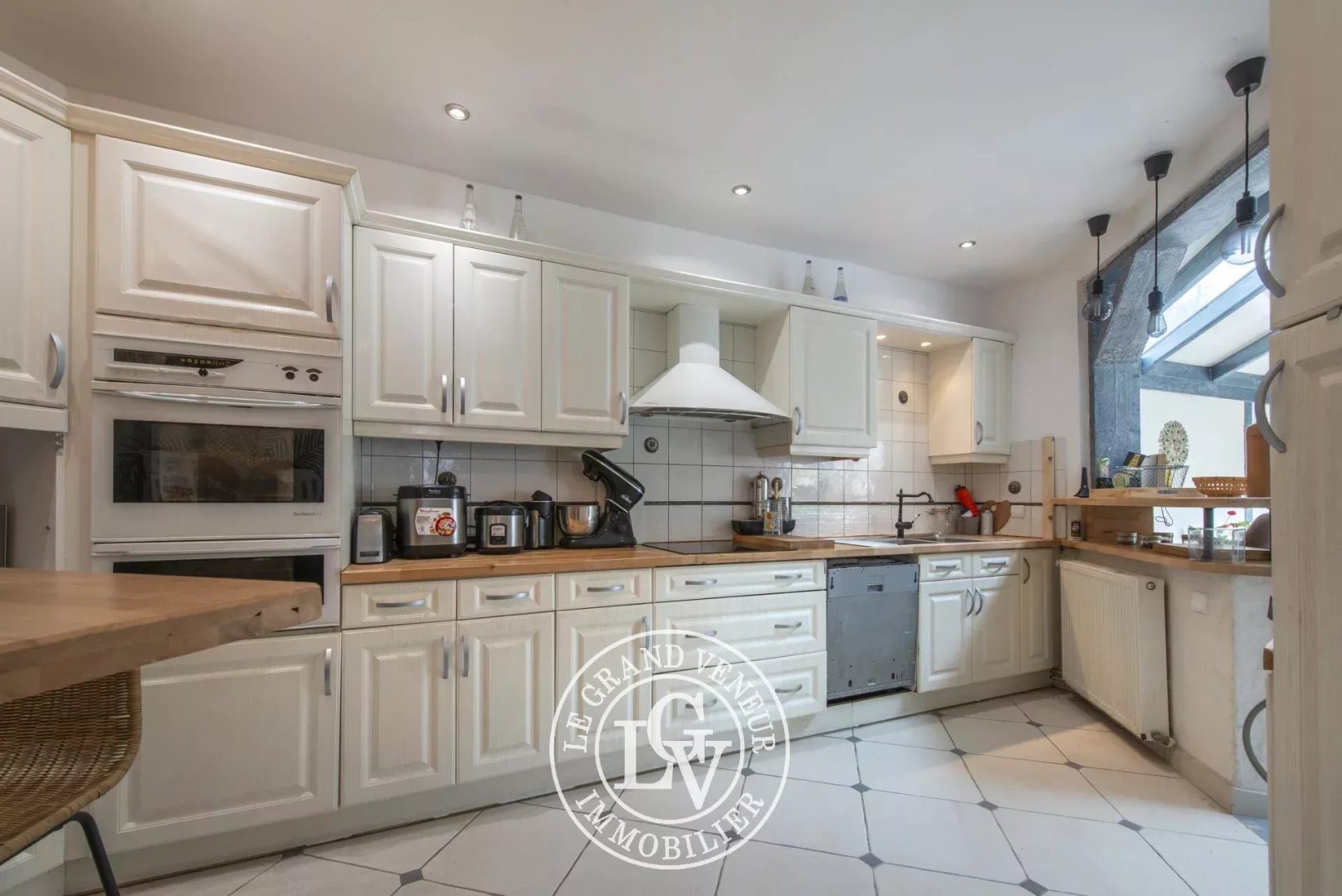 FONTAINEBLEAU – MAISON FAMILIALE DE 133 M² AVEC DÉPENDANCE AMÉNAGÉE DE 27 M² ET JARDIN