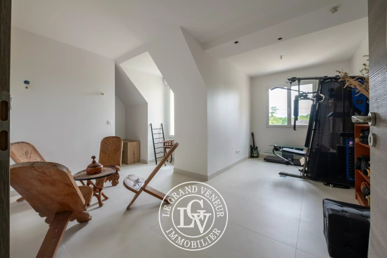 À 8MN DE MELUN – VILLA CONTEMPORAINE DE 205M² – 6 CHAMBRES – SOUS SOL TOTAL – JARDIN PAYSAGER DE 1045M²