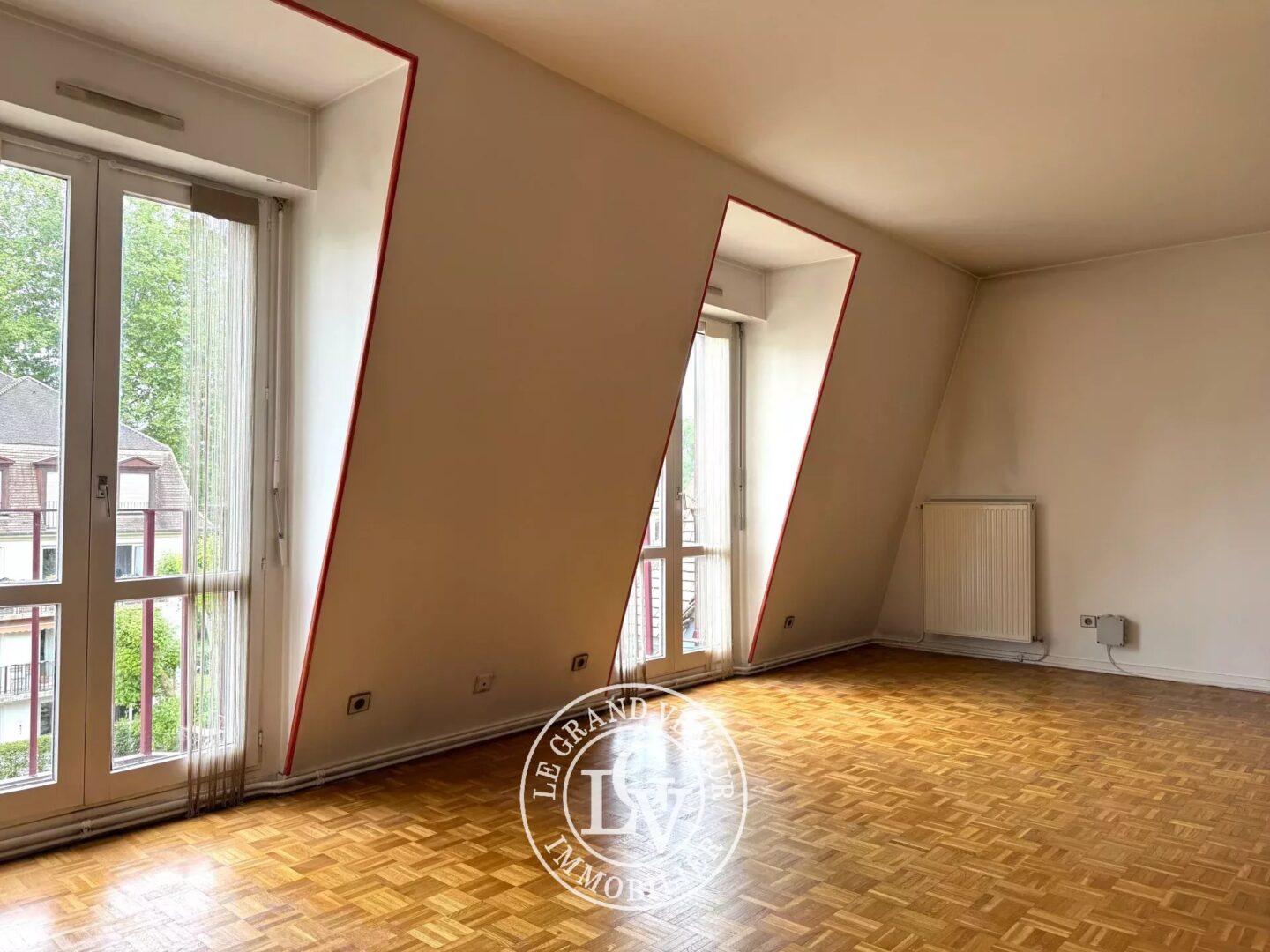 FONTAINEBLEAU – APPARTEMENT FAMILIAL AU DERNIER ÉTAGE