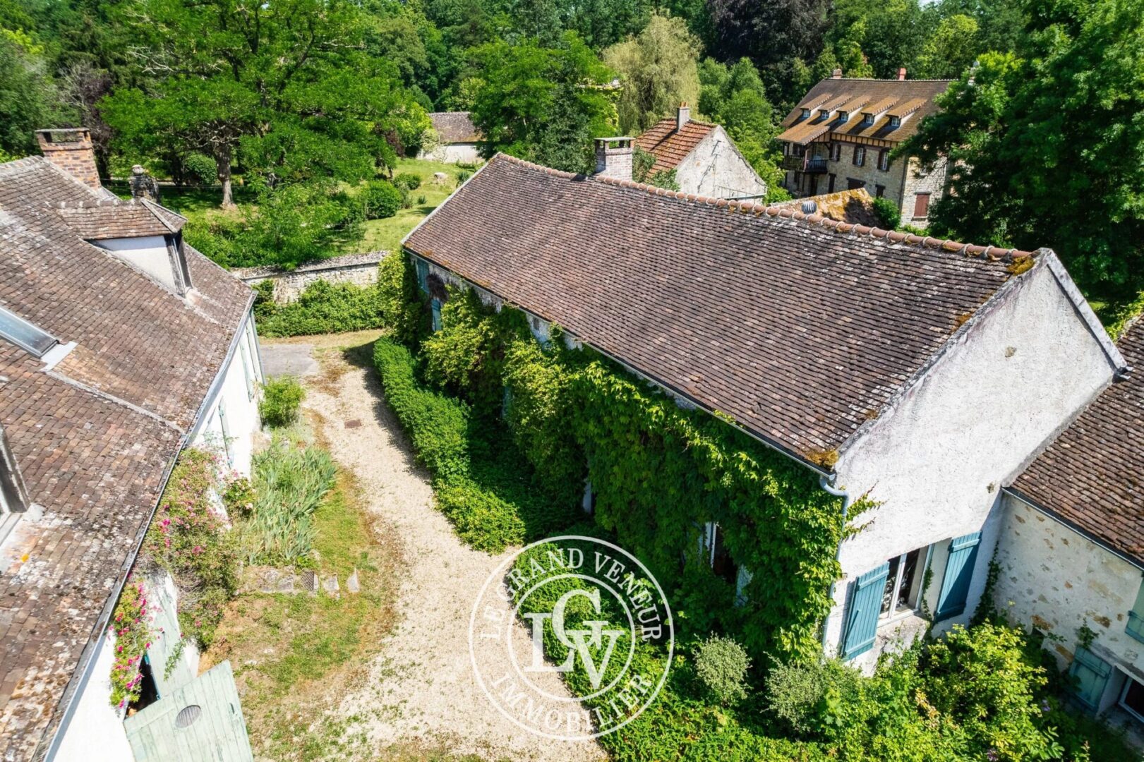 20MN DE FONTAINEBLEAU – À DORMELLES- DEUX FERMETTES 235M² HABITABLES – 8 CHAMBRES – JARDIN CLOS 1809M²